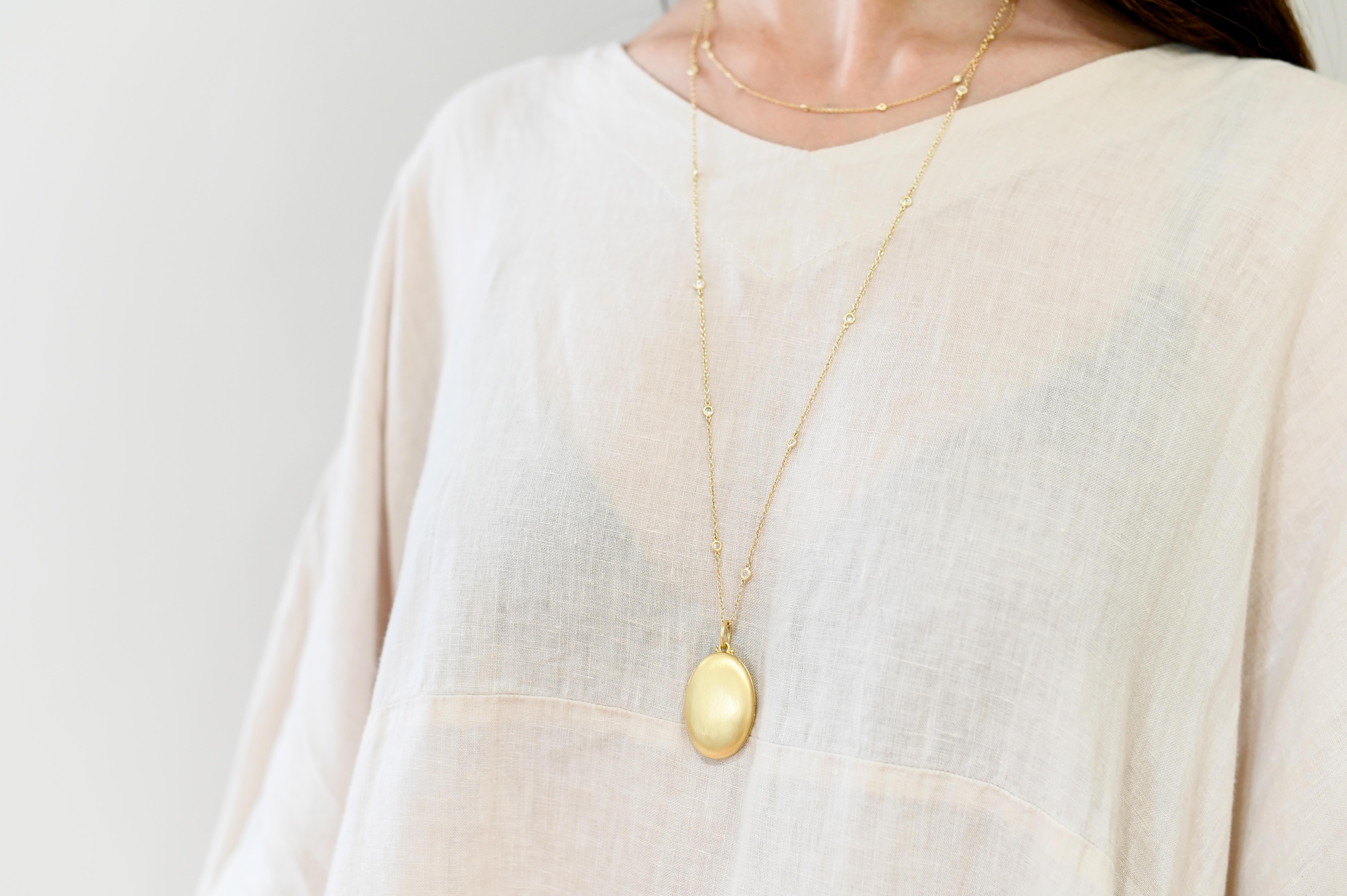 Faye Kim's 18 Karat Gold Large Oval Locket combines both substance and style. FInely handcrafted and matte-finished. Personalize it with an engraving or with gemstones.

Locket Dimensions 1.5 x 1