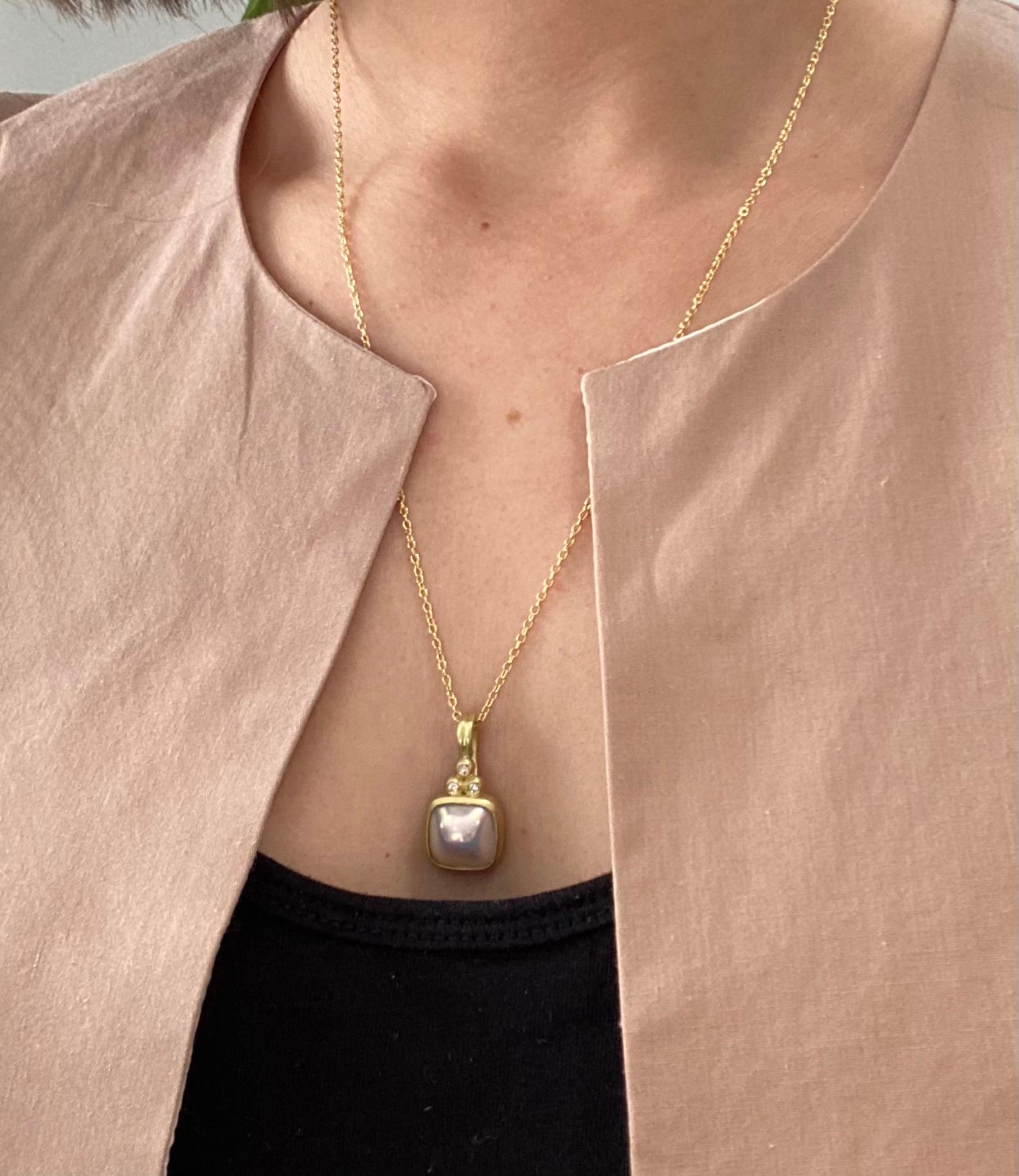 This Faye Kim 18K gold* Mabe Pearl pendant with triple diamonds will add just the right touch of elegance to any outfit, and can be layered with other necklaces to create a statement look.

18K Gold* 1.5mm Cable Chain w/lobster clasp Length 18