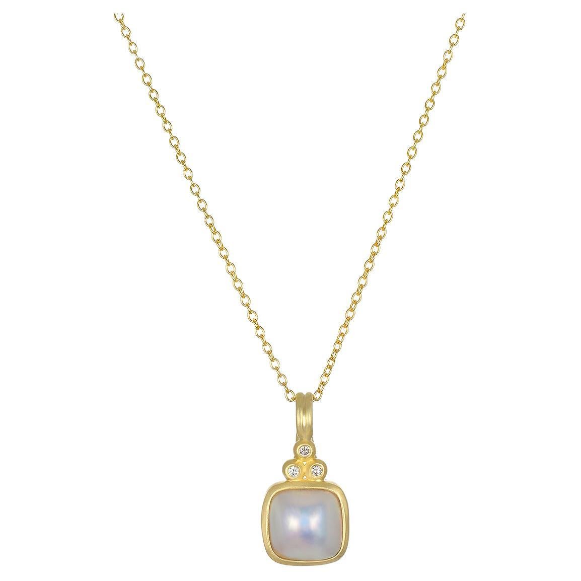 Il ciondolo di perle Mabe in oro 18 carati con tripli diamanti di Faye Kim aggiungerà il giusto tocco di eleganza a qualsiasi outfit e potrà essere abbinato ad altre collane per creare un look d'effetto.

Perla 11 mm
Diamanti .06 tcw

In questo caso