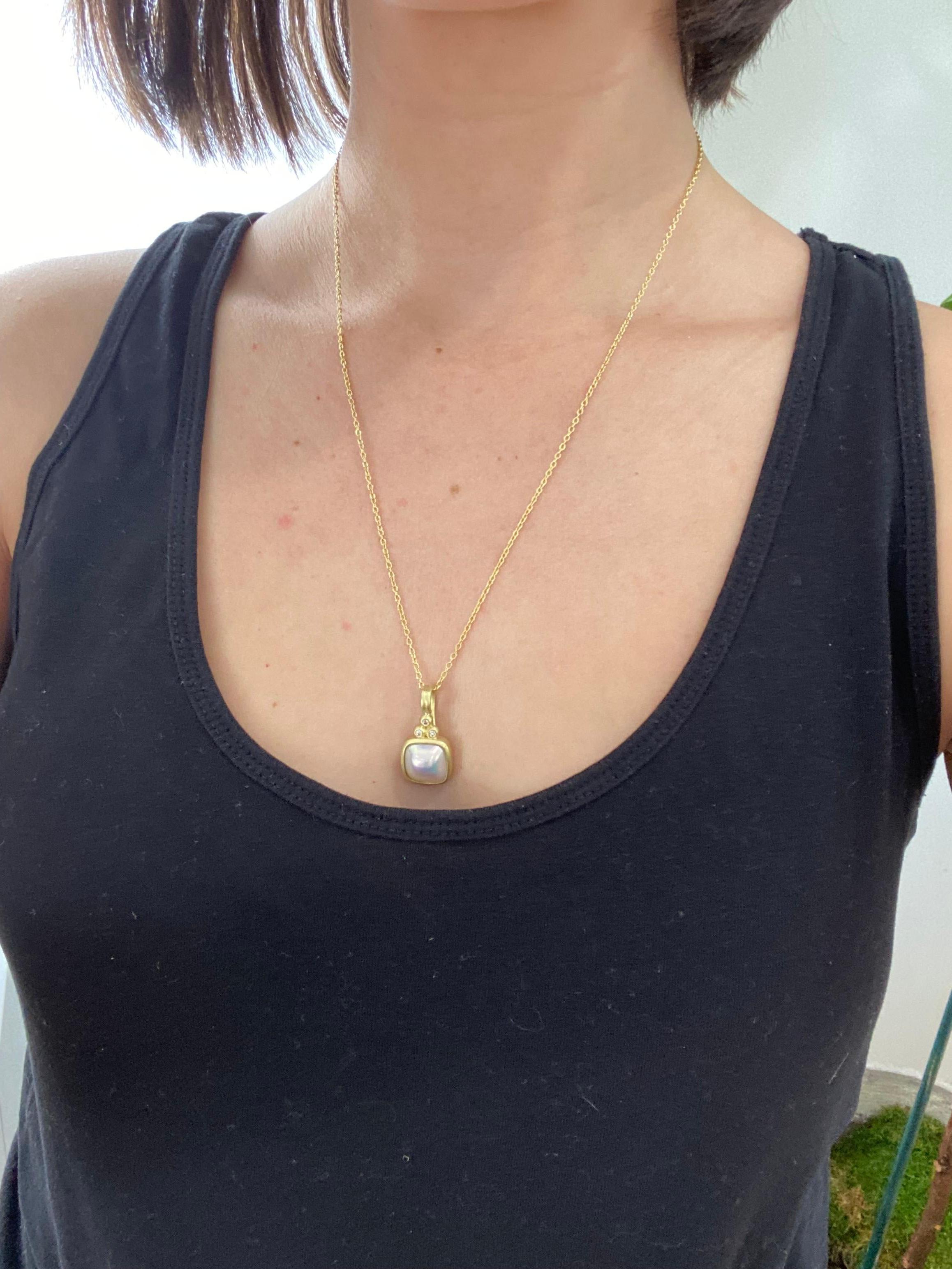 Taglio cuscino Ciondolo con perle Mabe e diamanti in oro 18 carati di Faye Kim in vendita