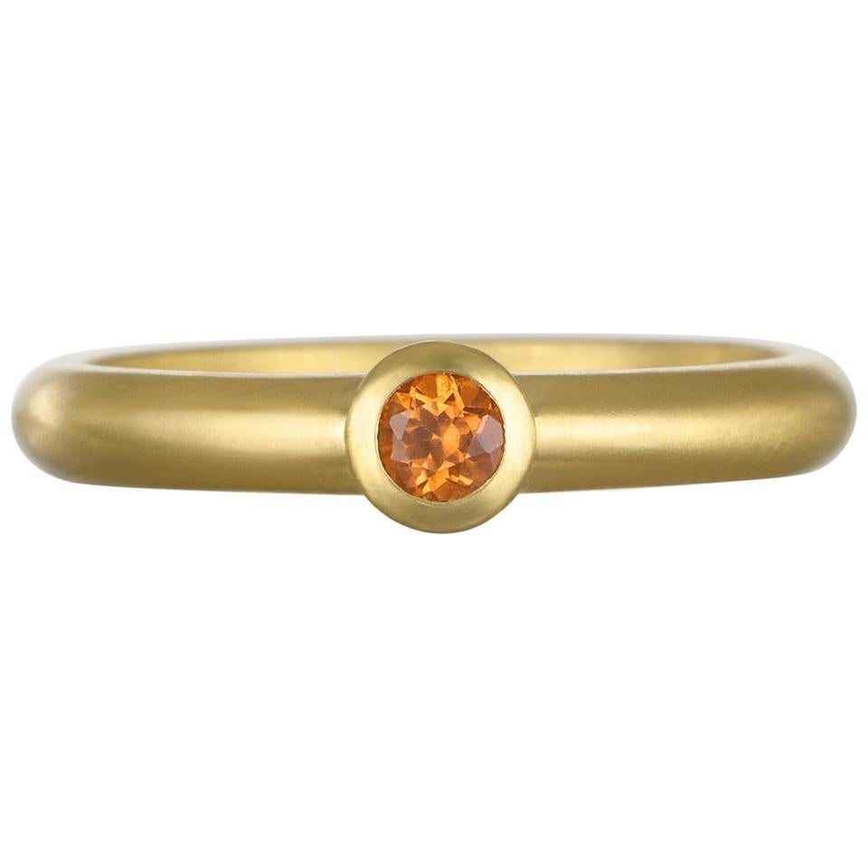 Faye Kim 18 Karat Gold Mandarin-Granat-Stapelring