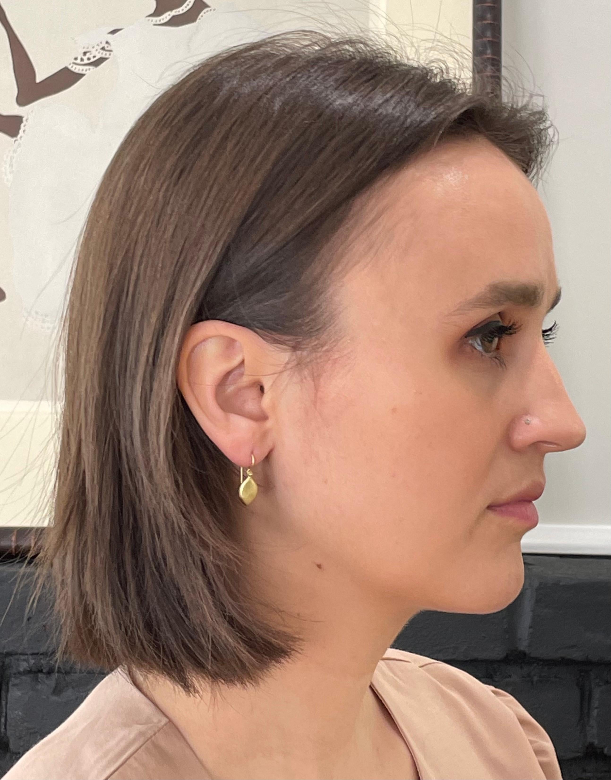 Faye Kim 18 Karat Gold Marquise Chiclet Earring In New Condition For Sale In Darien, CT