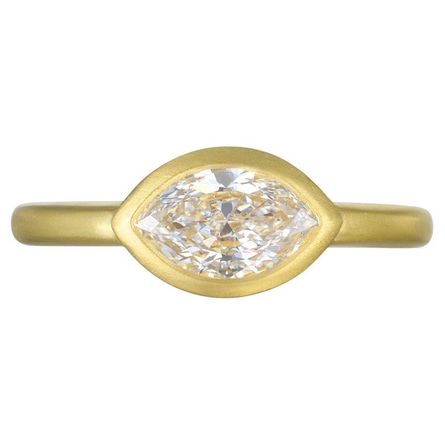 18 Karat Gold Marquise-Diamant-Lünette-Ring von Faye Kim im Angebot