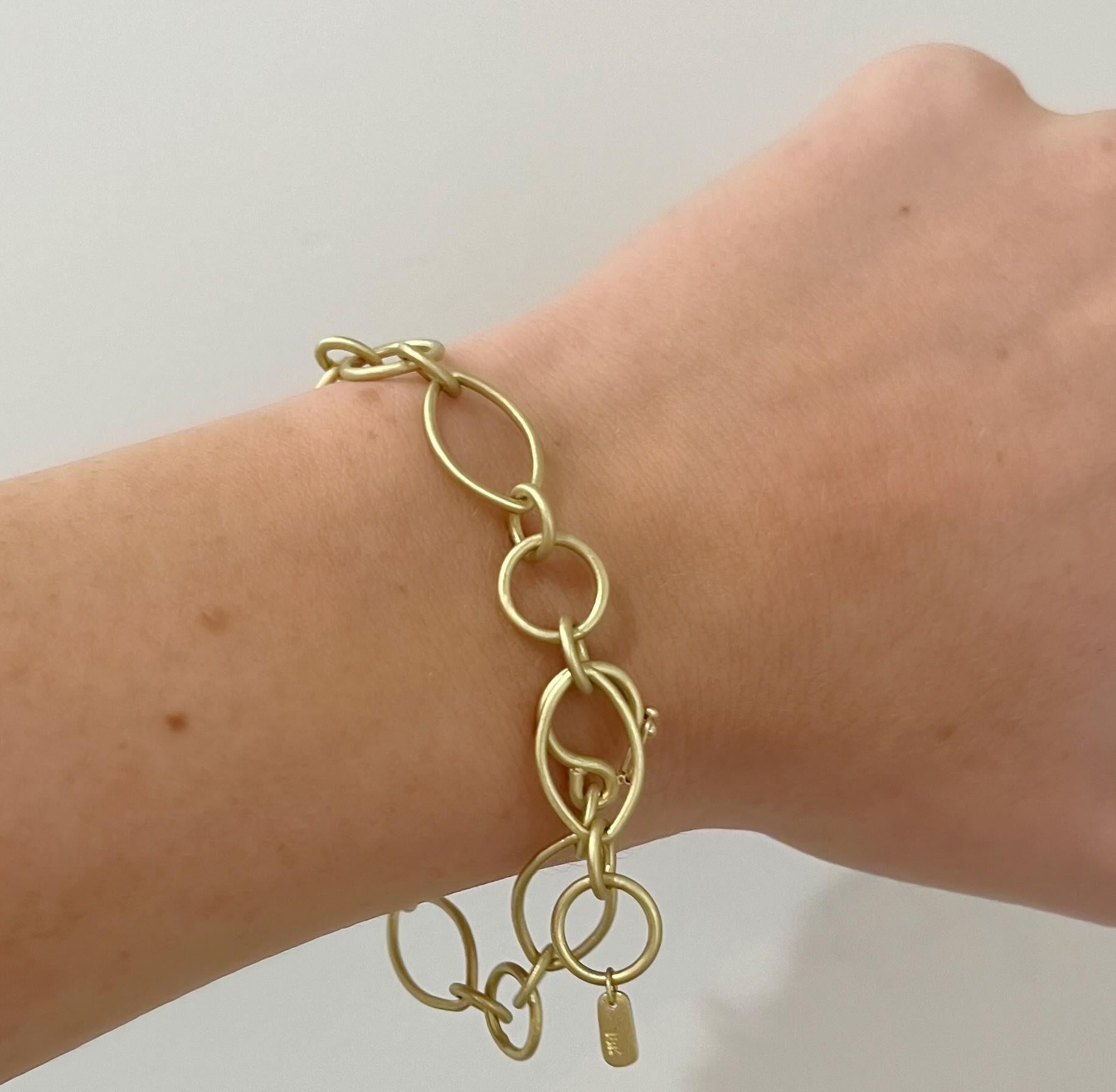 Pulsera de eslabones abiertos de oro de 18 quilates de Faye Kim, hecha a mano con formas y tamaños mezclados.
Acabado mate, con gancho de seguridad. Personalízalo con tus propios abalorios o elige entre nuestra selección.


Fabricado en