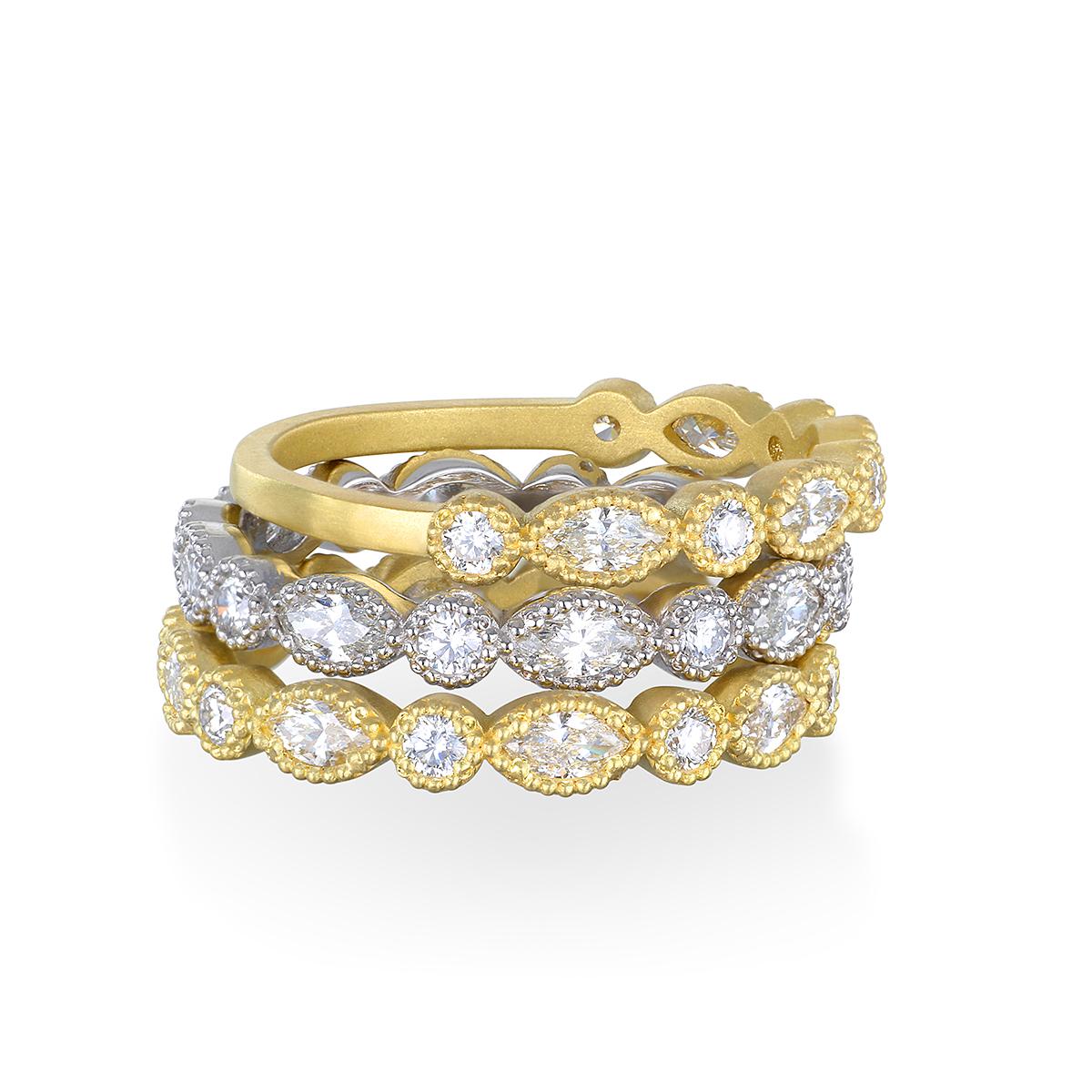 Das 18 Karat Gold Marquise/Round Diamond Eternity Band von Faye Kim kann alleine oder gestapelt getragen werden und ist eine großartige Ergänzung zu Ihrer Schmucksammlung. 

Klassisches Ewigkeitsarmband mit Milgrain-Kante. Die strahlend weißen