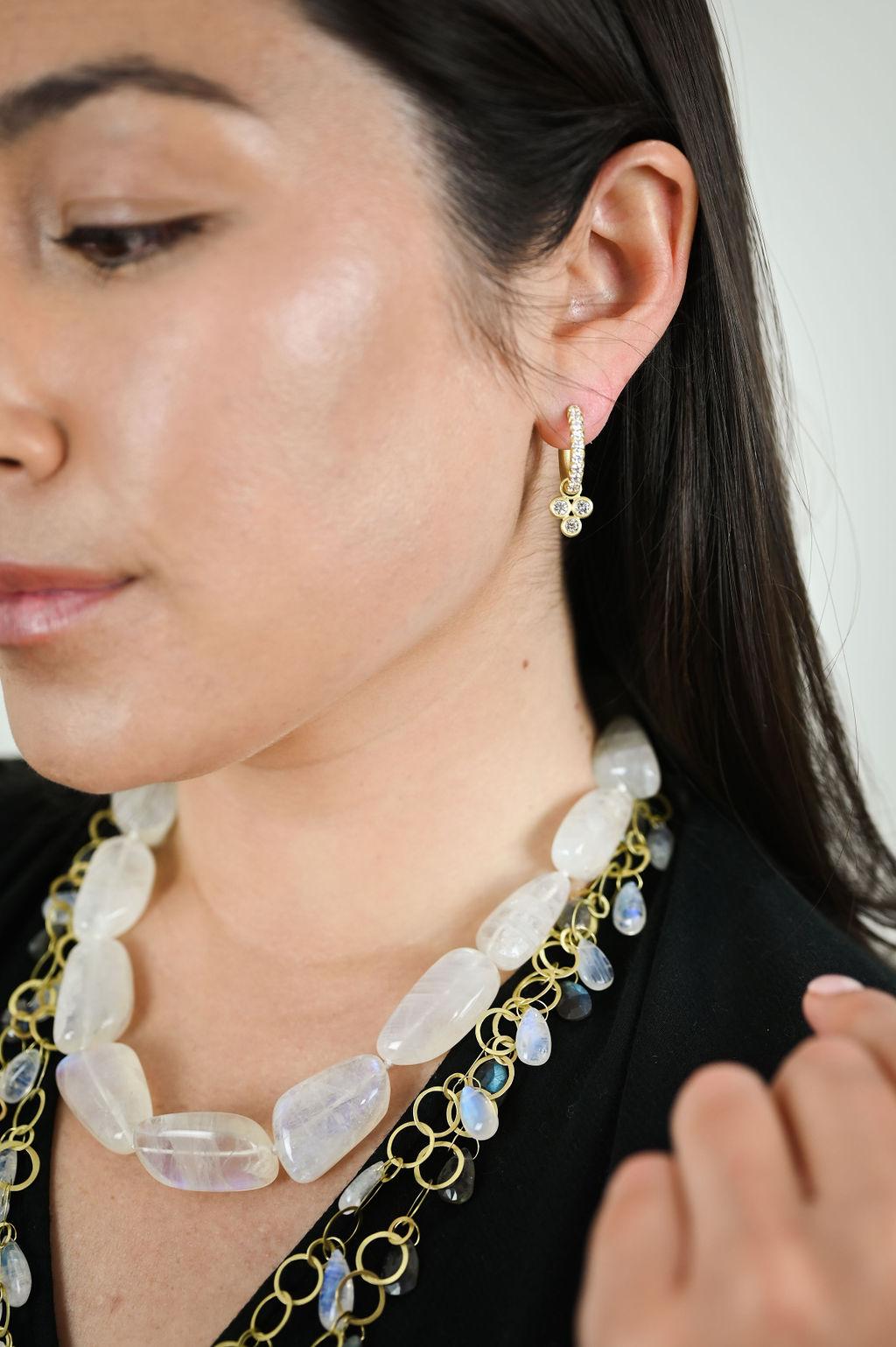 Contemporain Faye Kim Boucles d'oreilles à charnières moyennes en or 18 carats micro-pavé en vente
