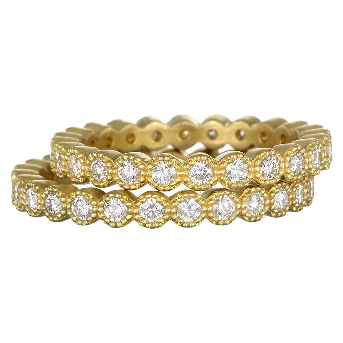 Die 18K Gold Milgrain Diamond Eternity Bands von Faye Kim können einzeln oder gestapelt getragen werden und sind eine großartige Ergänzung zu Ihrer Schmucksammlung. 
Klassisches Ewigkeitsarmband mit Milgrain-Kante. Die strahlend weißen Diamanten