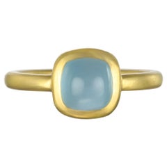 Faye Kim, bague à chaton coussin en or 18 carats et aigue-marine laiteuse