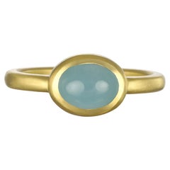 Anillo biselado ovalado de aguamarina lechosa en oro de 18 quilates Faye Kim
