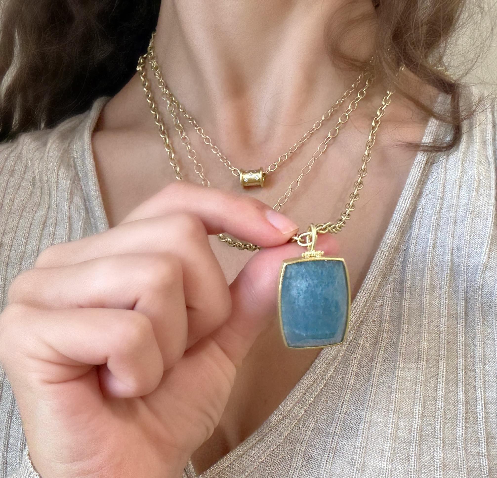 Faye Kim's 18K Gold Milky Aquamarin Anhänger mit Scharnierbügel 


Der Milky Aquamarine Hinged Anhänger von Faye zeigt einen länglichen Aquamarin im Kissenschliff, eingefasst in ihr charakteristisches 18 Karat Grüngold. Dieses auffällige Accessoire