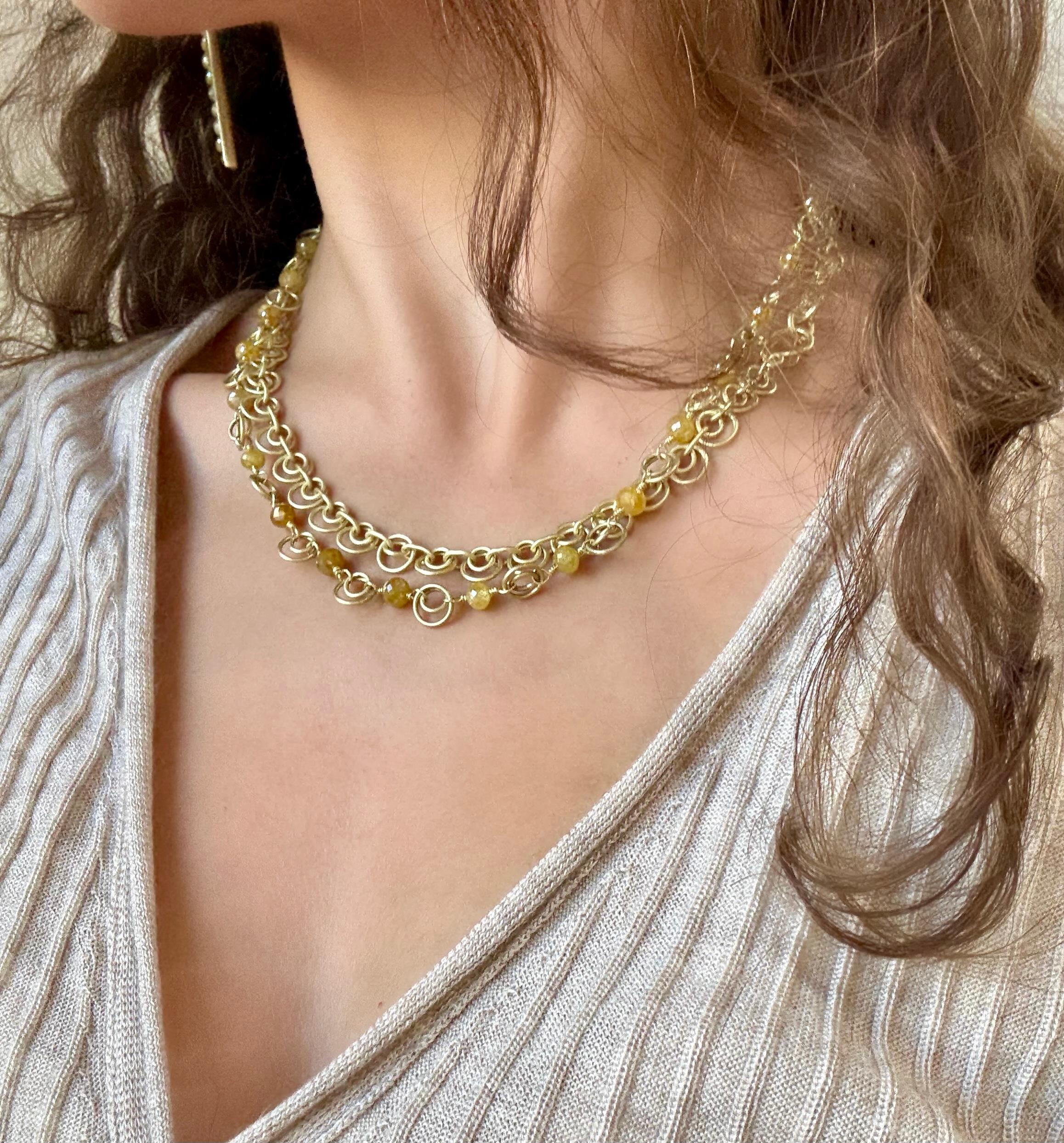 El collar de oro de 18 quilates Milky Diamond Double Loop Link Necklace de Faye Kim presenta un hermoso conjunto de cuentas de diamantes en bruto y facetados en ricos tonos que van del amarillo al ámbar. Con su cierre ajustable, esta versátil pieza