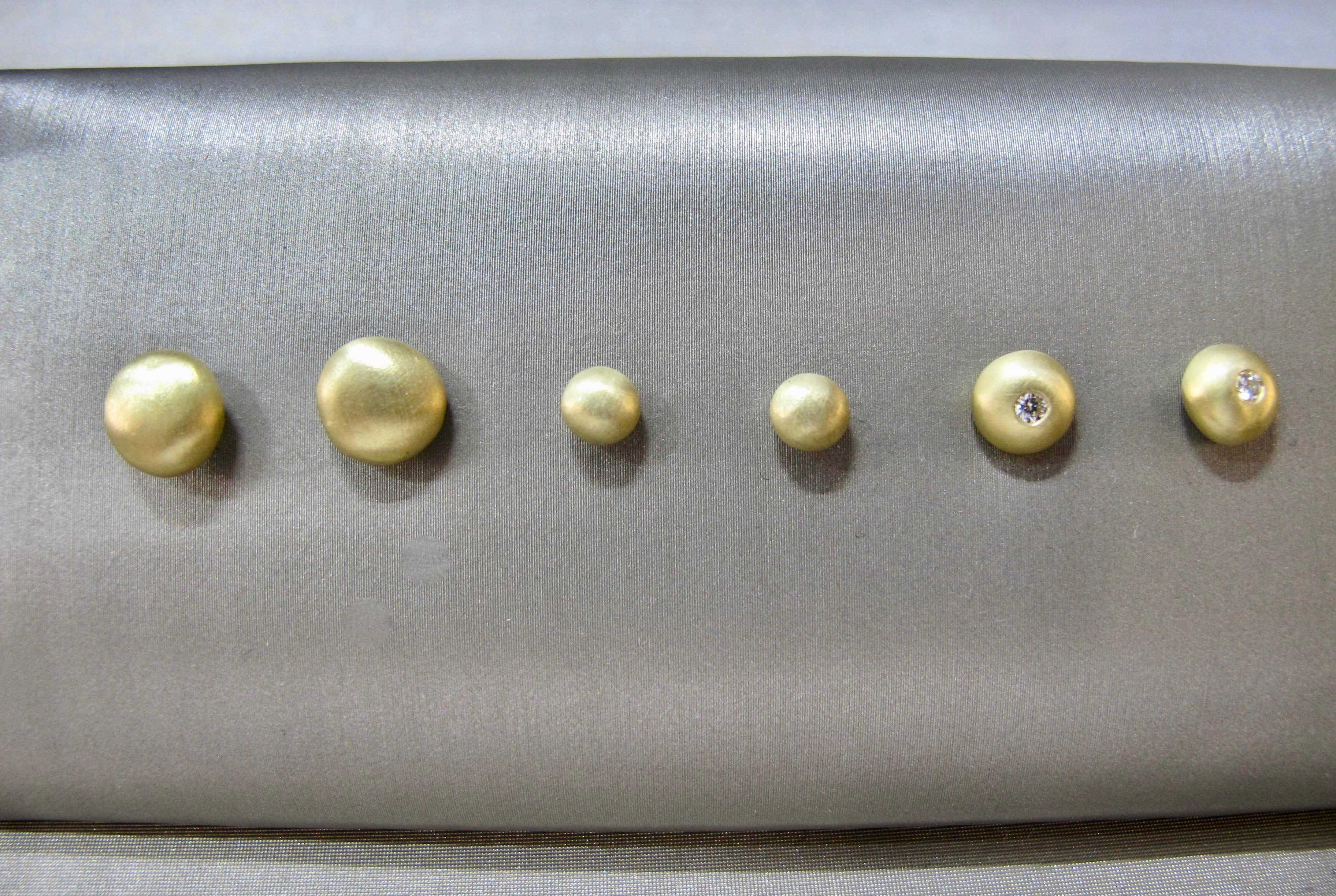 Faye Kim 18 Karat Gold Mini Button Stud Earring In New Condition For Sale In Westport, CT