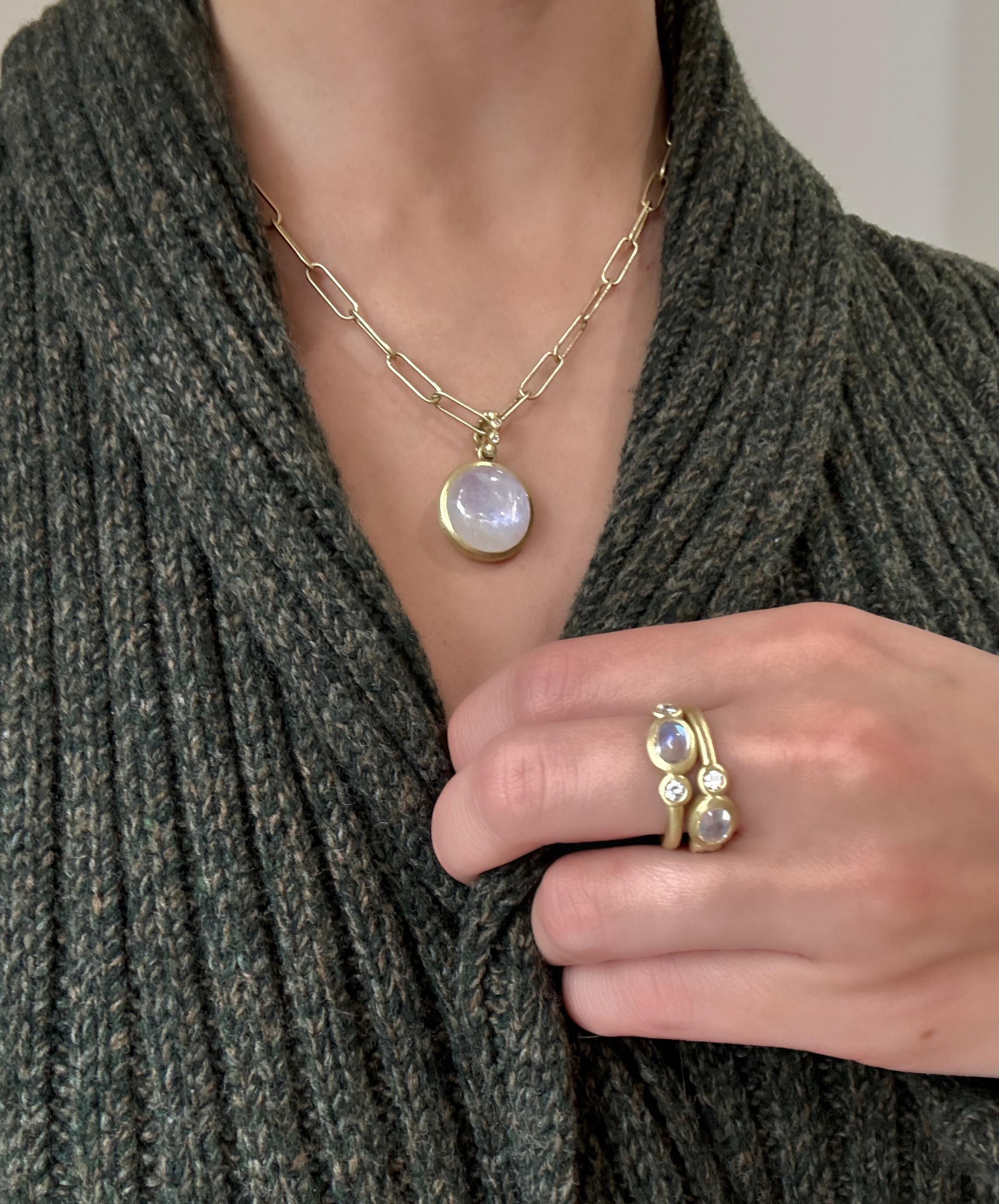 Non taillé Faye Kim Bague à trois pierres en or 18 carats avec pierres de lune et diamants en vente