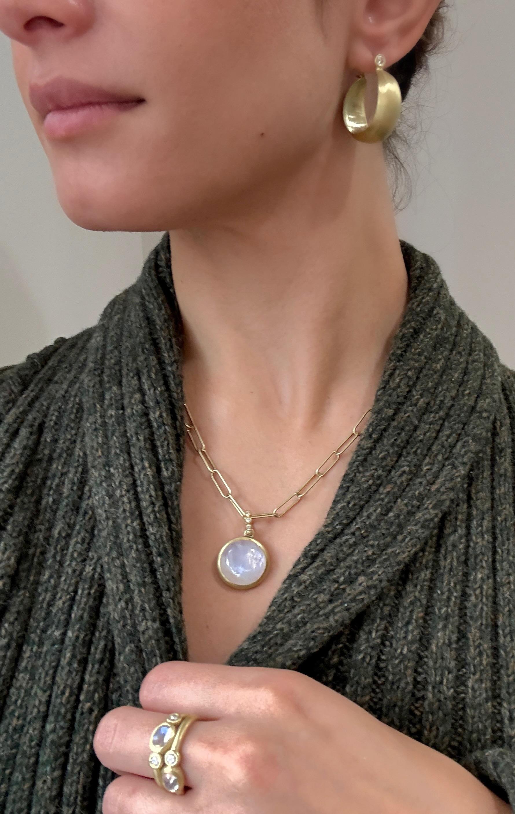 Faye Kim Bague à trois pierres en or 18 carats avec pierres de lune et diamants Neuf - En vente à Darien, CT