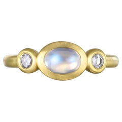 Faye Kim Anello a tre pietre di luna e diamanti in oro 18 carati