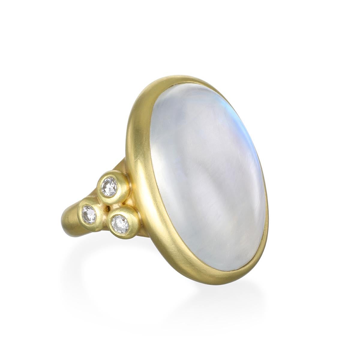 Dieser runde Regenbogenmondstein mit seinen drei seitlichen Diamanten wurde von der Designerin Faye Kim in 18 Karat Gold gefasst und reflektiert ein bläuliches, milchiges Licht, das mit dem Licht des Mondes verglichen wird. Die Form, der Schliff und