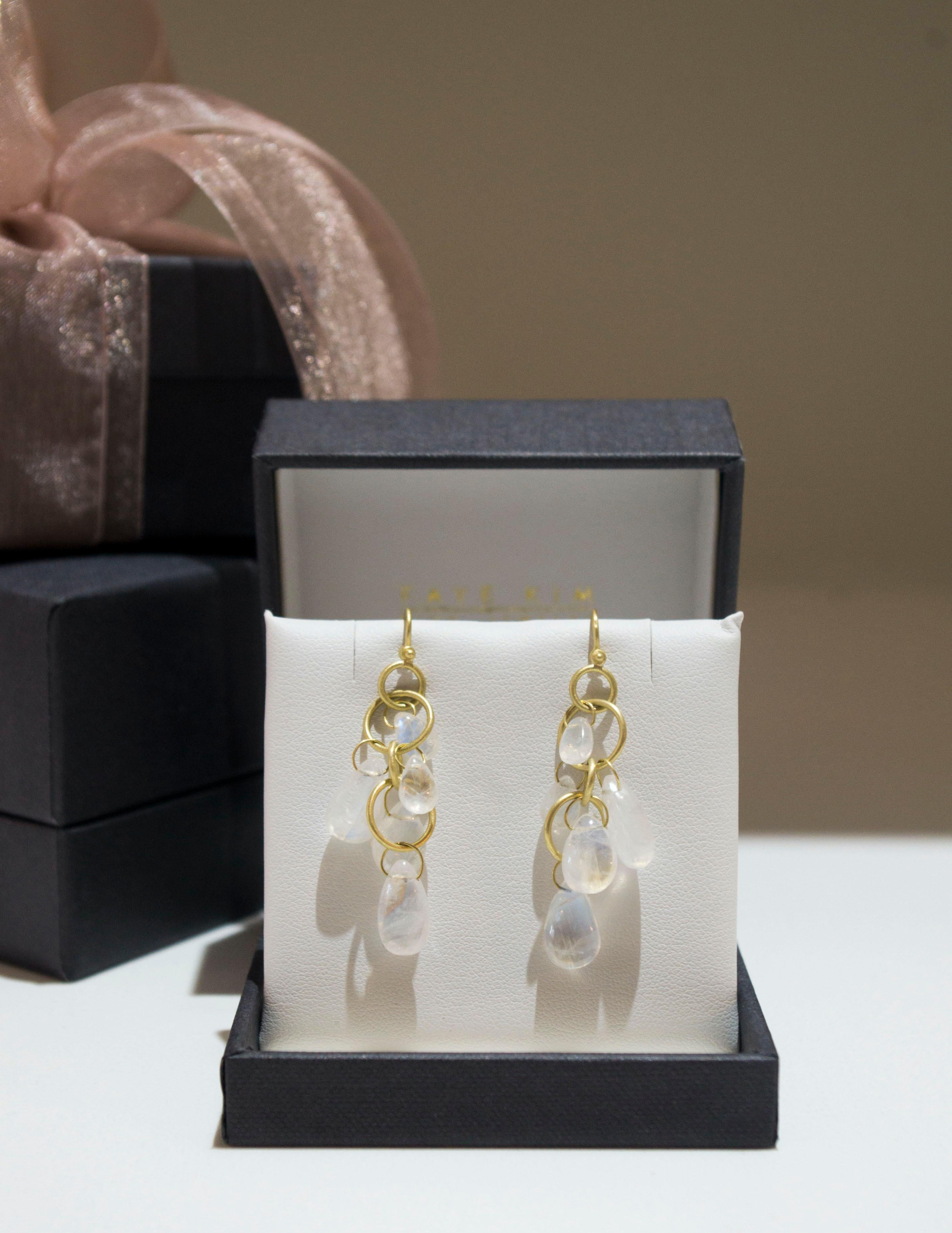 Contemporain Faye Kim Boucles d'oreilles en or 18 carats avec briolette en pierre de lune en vente