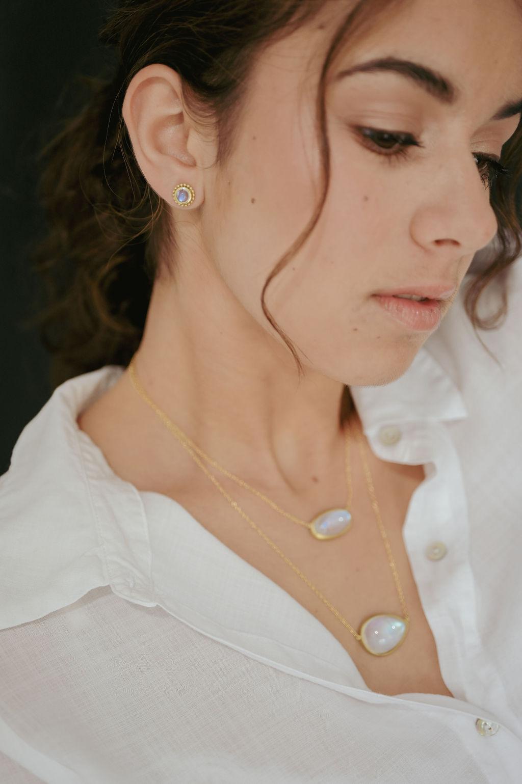 Handcrafted in 18k green gold, Faye Kim’s modern design conveys understated elegance and a truly stylish, everyday look! With their blue flash and adularescence, moonstones have become a mainstay in today's jewelry wardrobe.

Diameter: 10mm
All