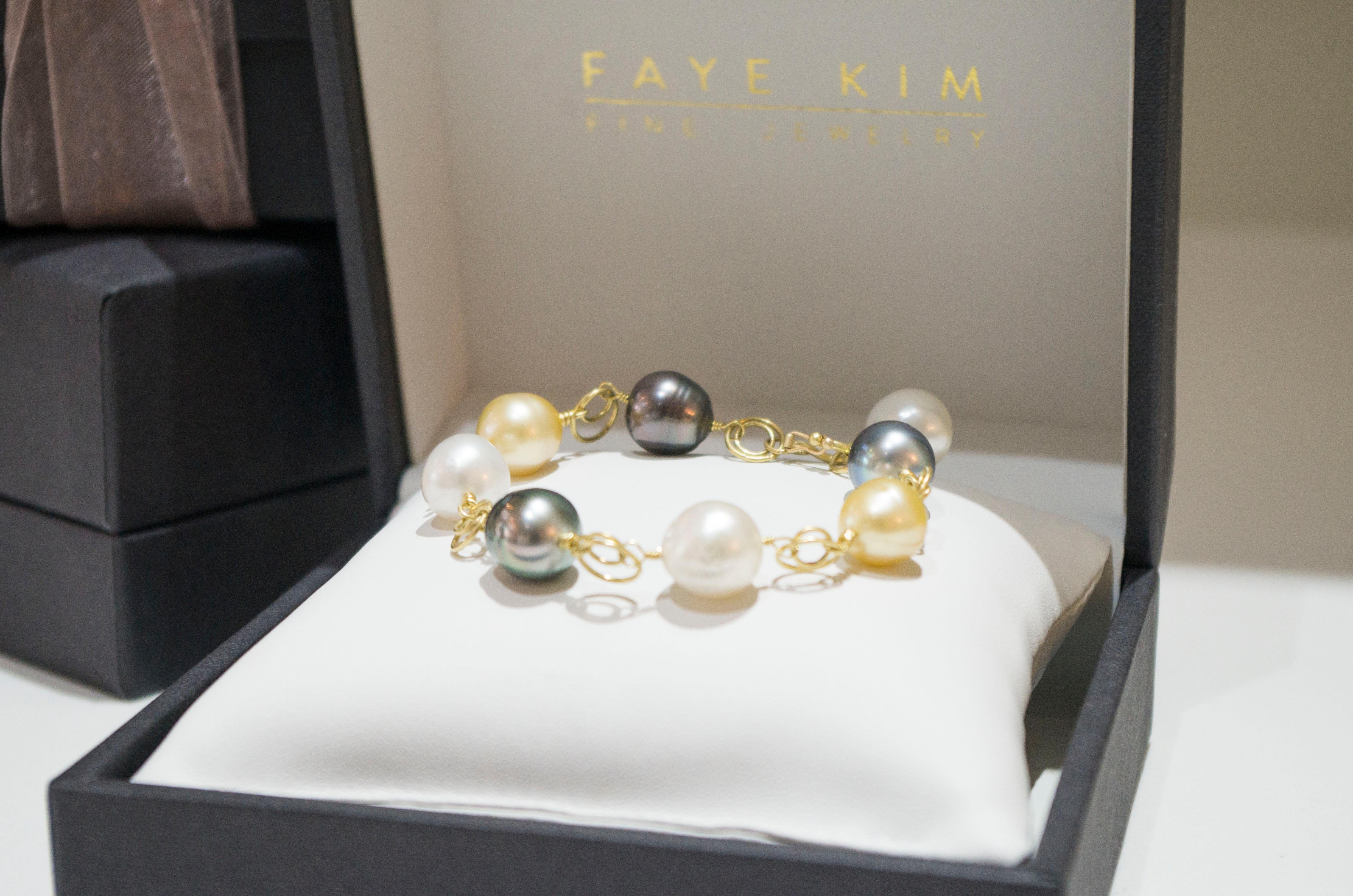 18 Karat Gold-Gliederarmband mit mehrfarbigen Südsee-Barockperlen von Faye Kim Damen im Angebot