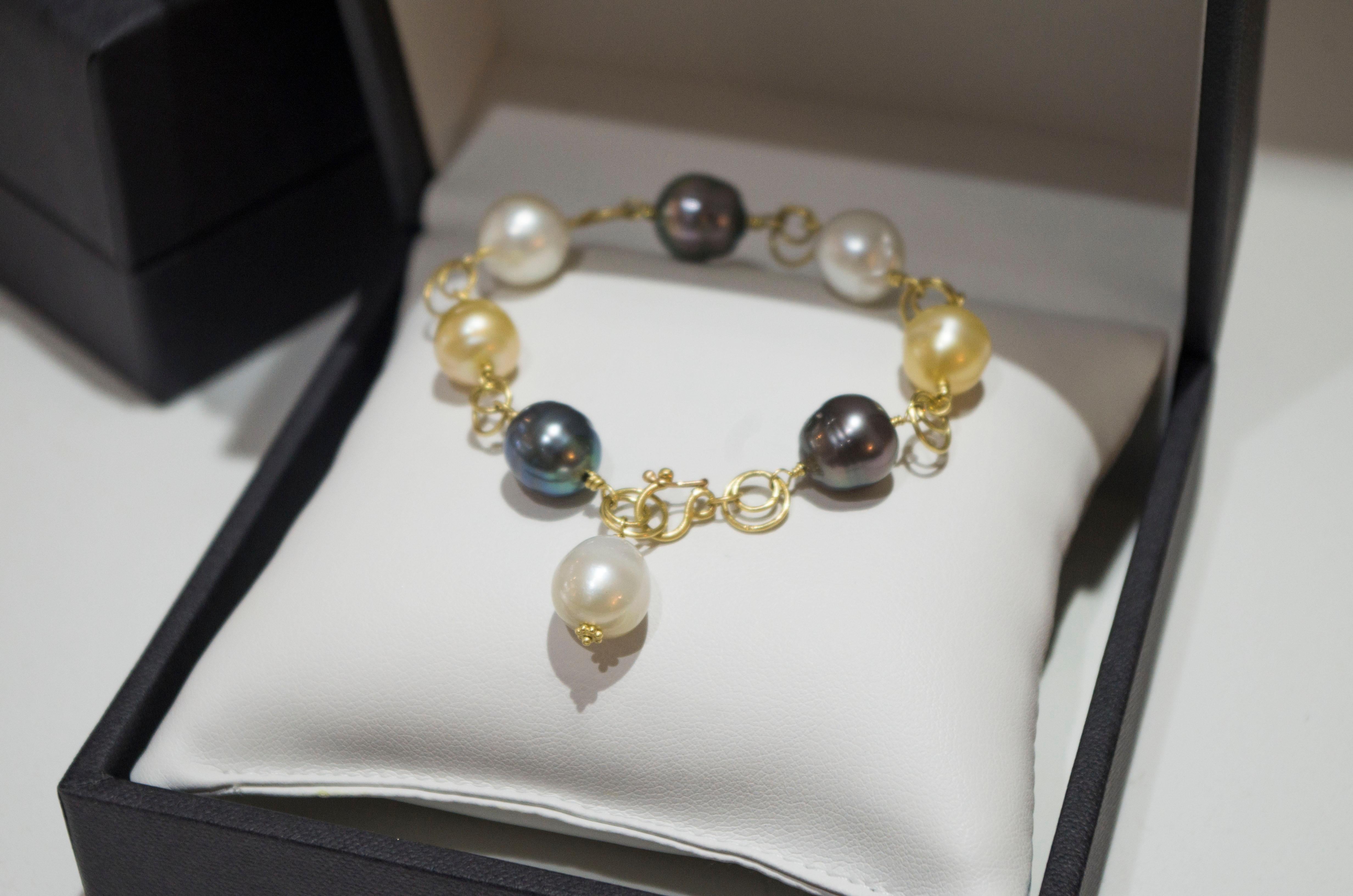 Faye Kim 18 Karat Gold Multi-Color South Sea Baroque Pearl Gold Link Bracelet In New Condition For Sale In Westport, CT