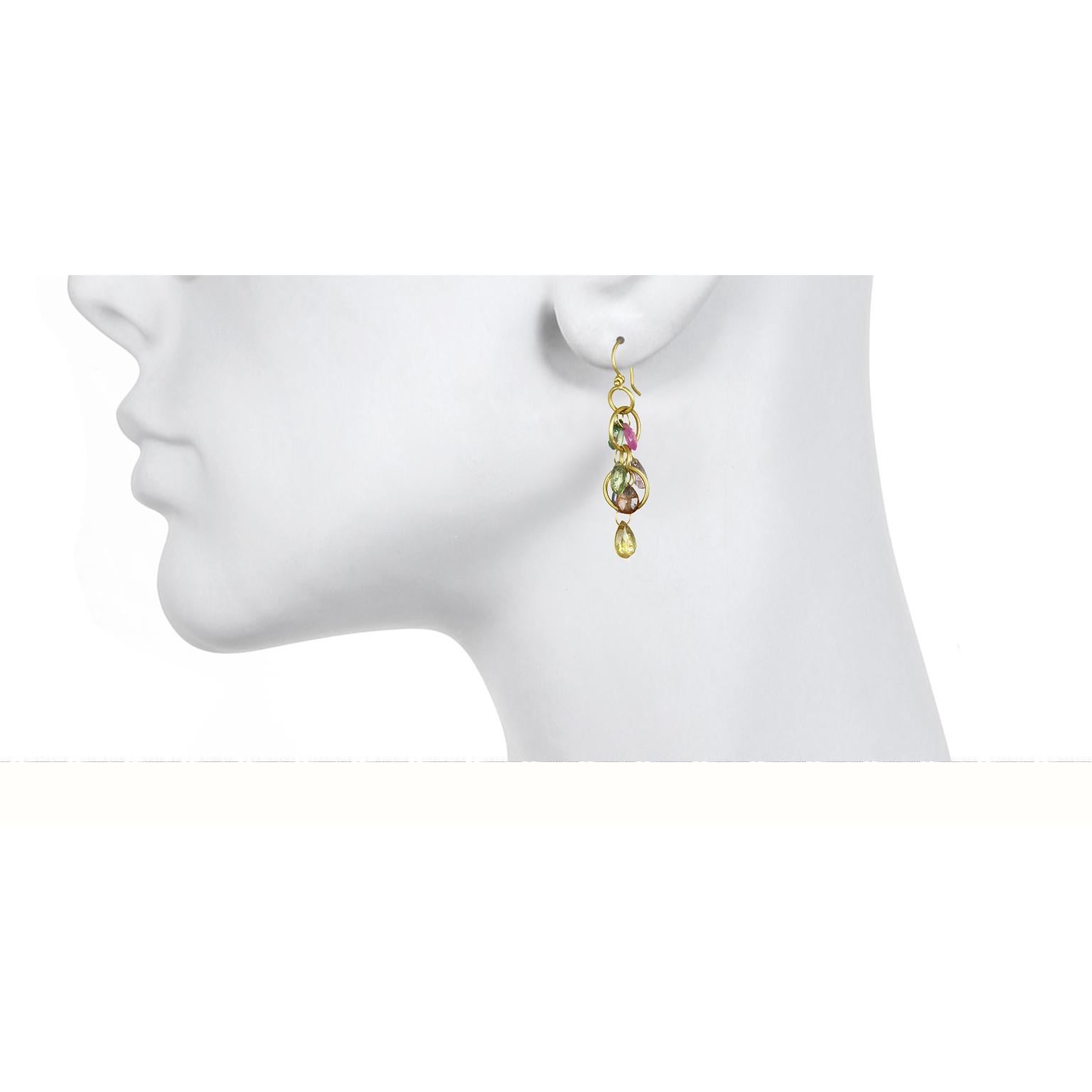 Boucles d'oreilles en or 18 carats avec briolettes, signature de Faye Kim. Fabriqué à la main, coloré, léger et portable.

Longueur :   1.5