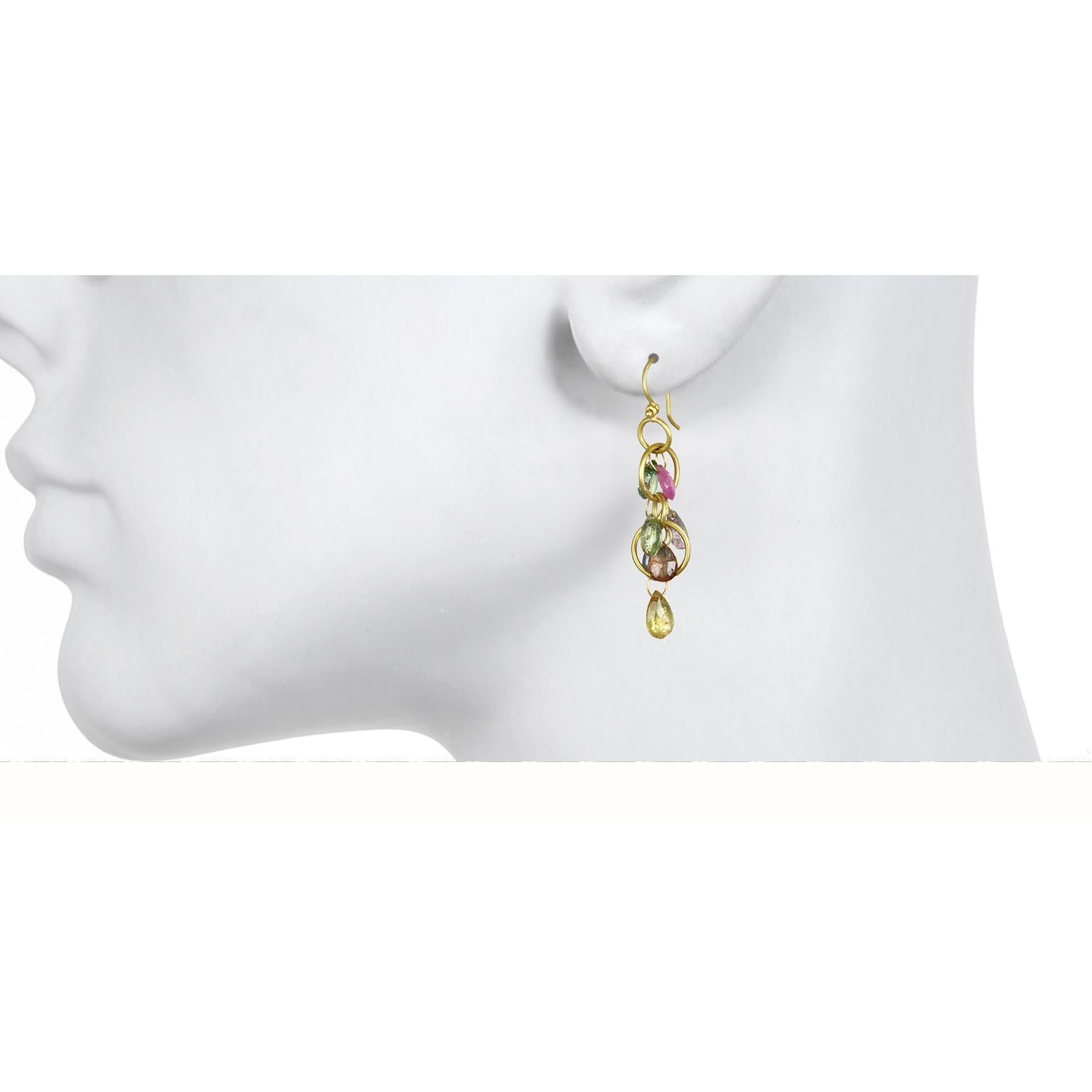 Taille briolette Faye Kim Boucles d'oreilles en goutte en or 18 carats et saphirs multicolores en forme de boucles d'oreilles en vente