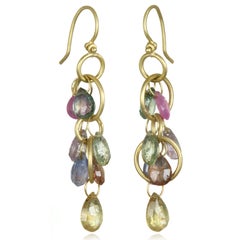 Faye Kim Boucles d'oreilles en goutte en or 18 carats et saphirs multicolores en forme de boucles d'oreilles