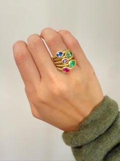A Kim Gold 18 Karat Oval Blue-Green Tourmaline Single Stone Bezel Ring (bague à chaton en or 18 carats avec tourmaline bleue-verte ovale)