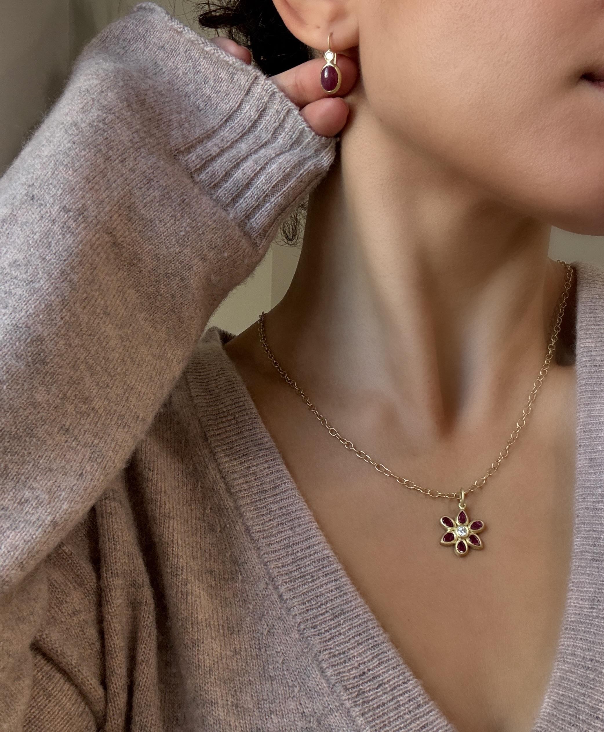 A Kim Boucles d'oreilles en or 18 carats avec diamant ovale et rubis en cabochon

Longueur totale 1.5