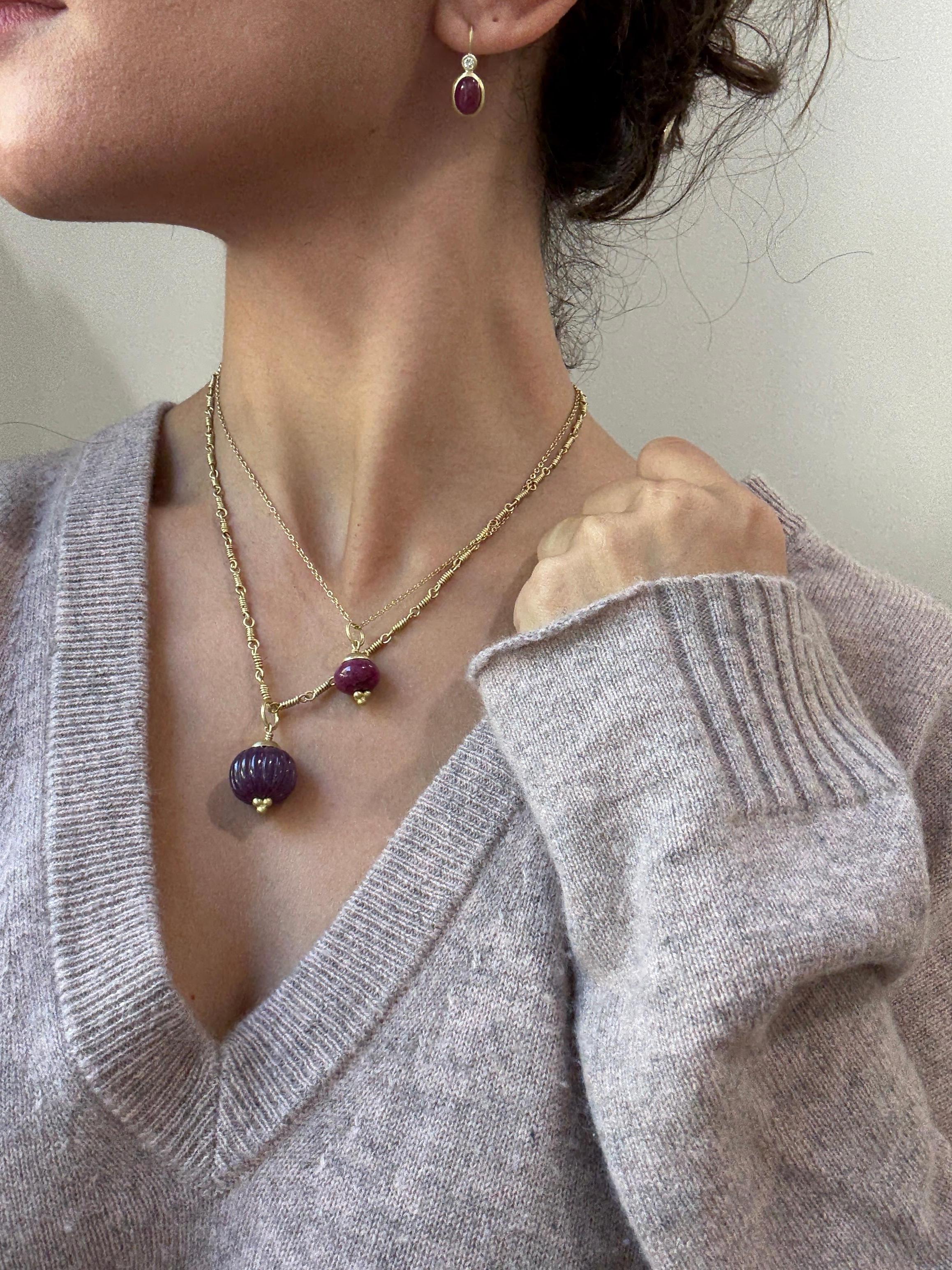 Taille ovale A Kim Boucles d'oreilles en or 18 carats avec diamant ovale et rubis en cabochon en vente