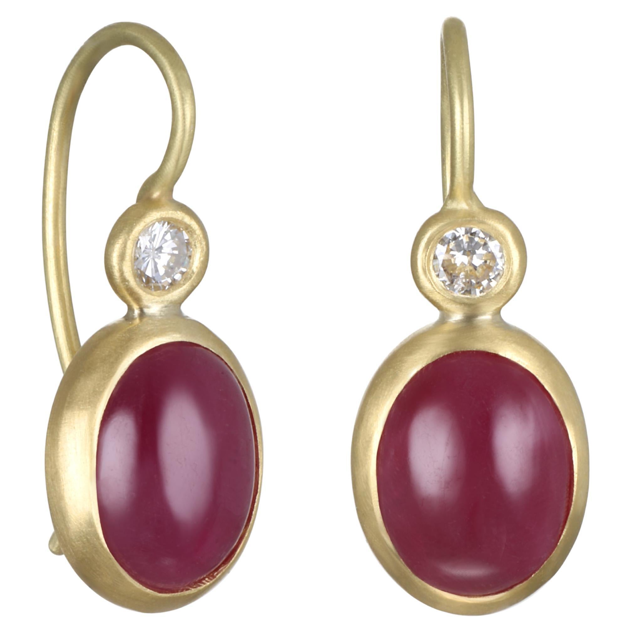 Faye Kim Orecchini ovali in oro 18 carati con diamante e rubino cabochon