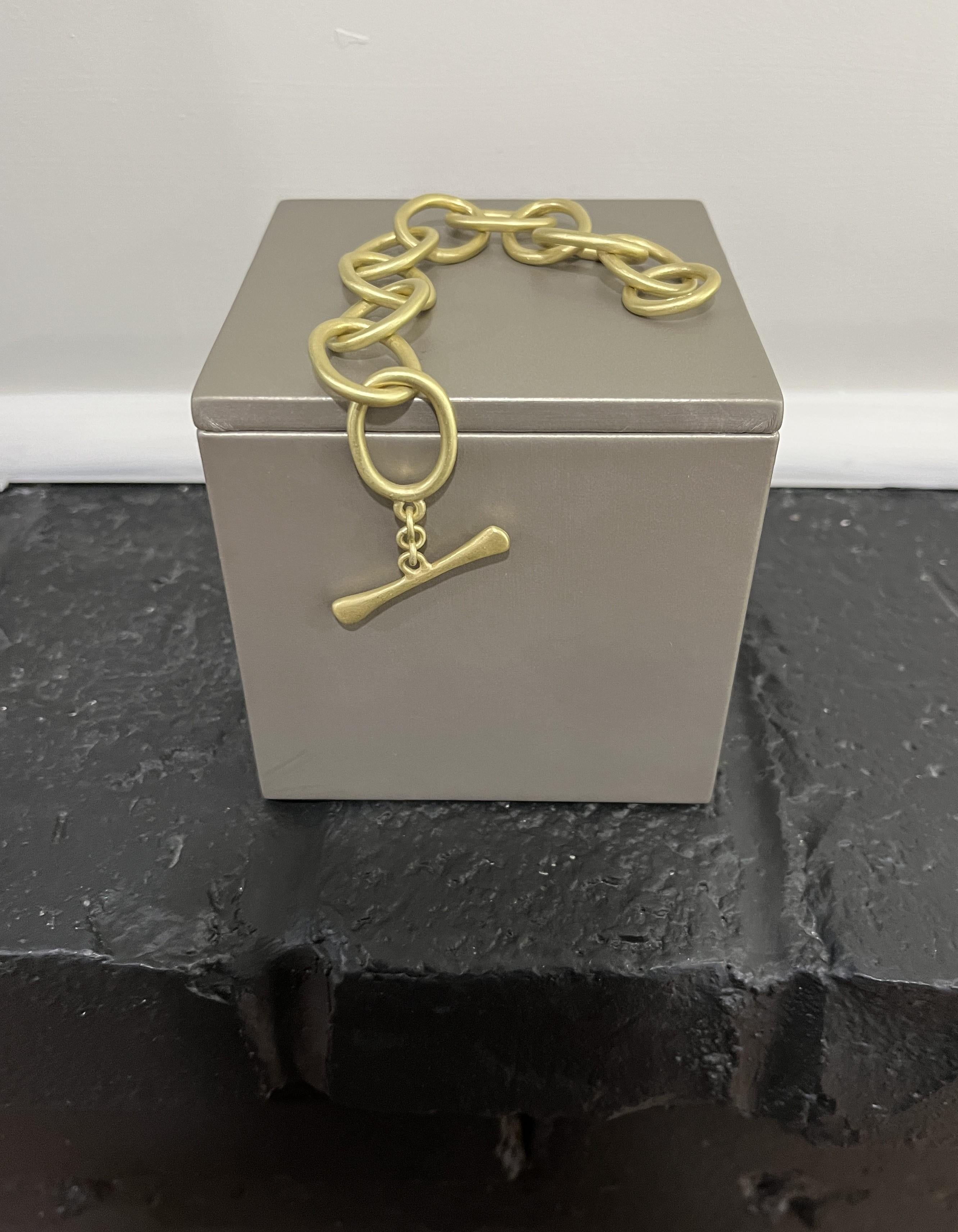 Contemporary Faye Kim 18 Karat Gold Oval Link Toggle Bracelet For Sale