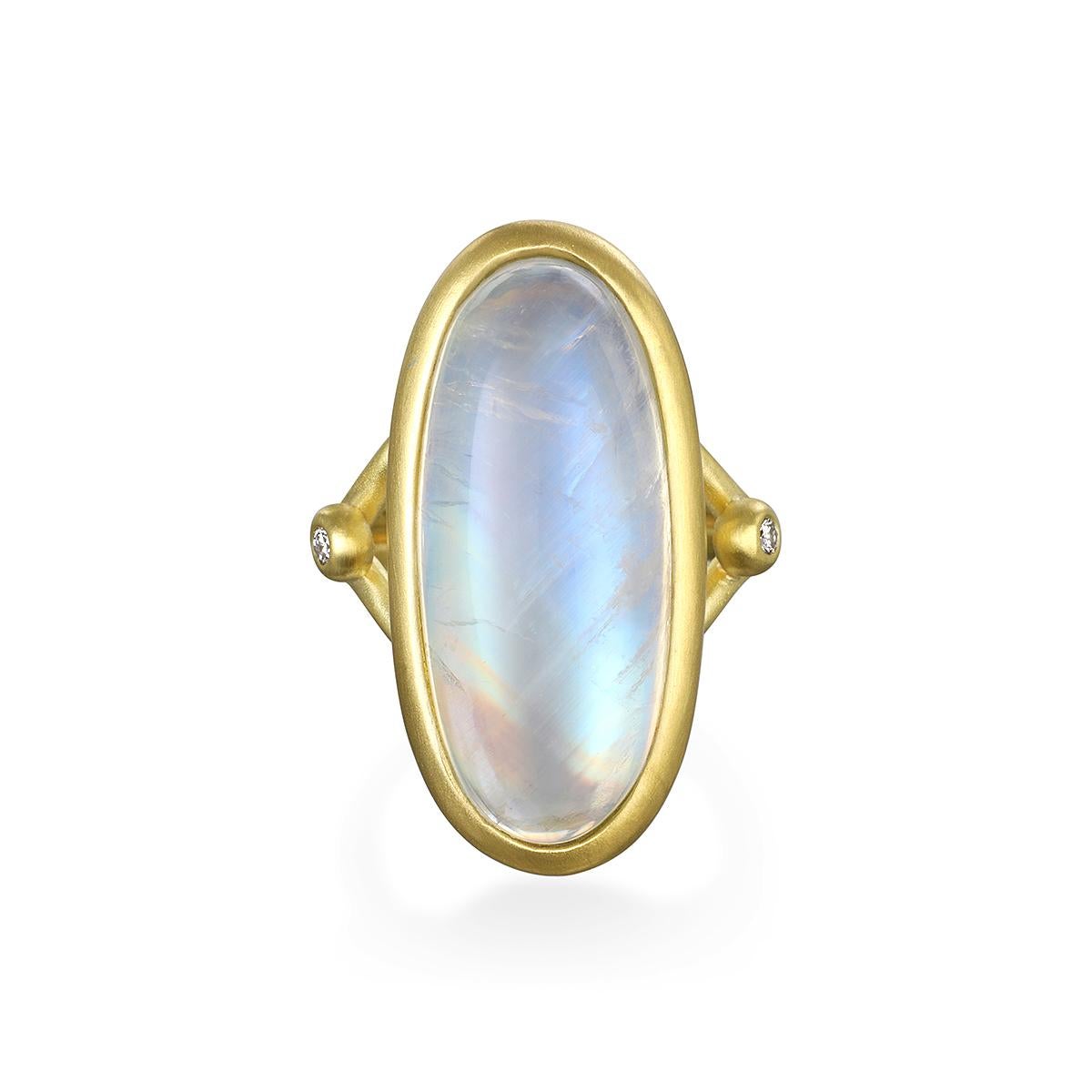 Dieser runde Regenbogenmondstein mit seinen zwei seitlichen Diamanten wurde von der Designerin Faye Kim in 18 Karat Gold* gefasst und reflektiert ein bläuliches, milchiges Licht, das mit dem Licht des Mondes verglichen wird. Die Form, der Schliff