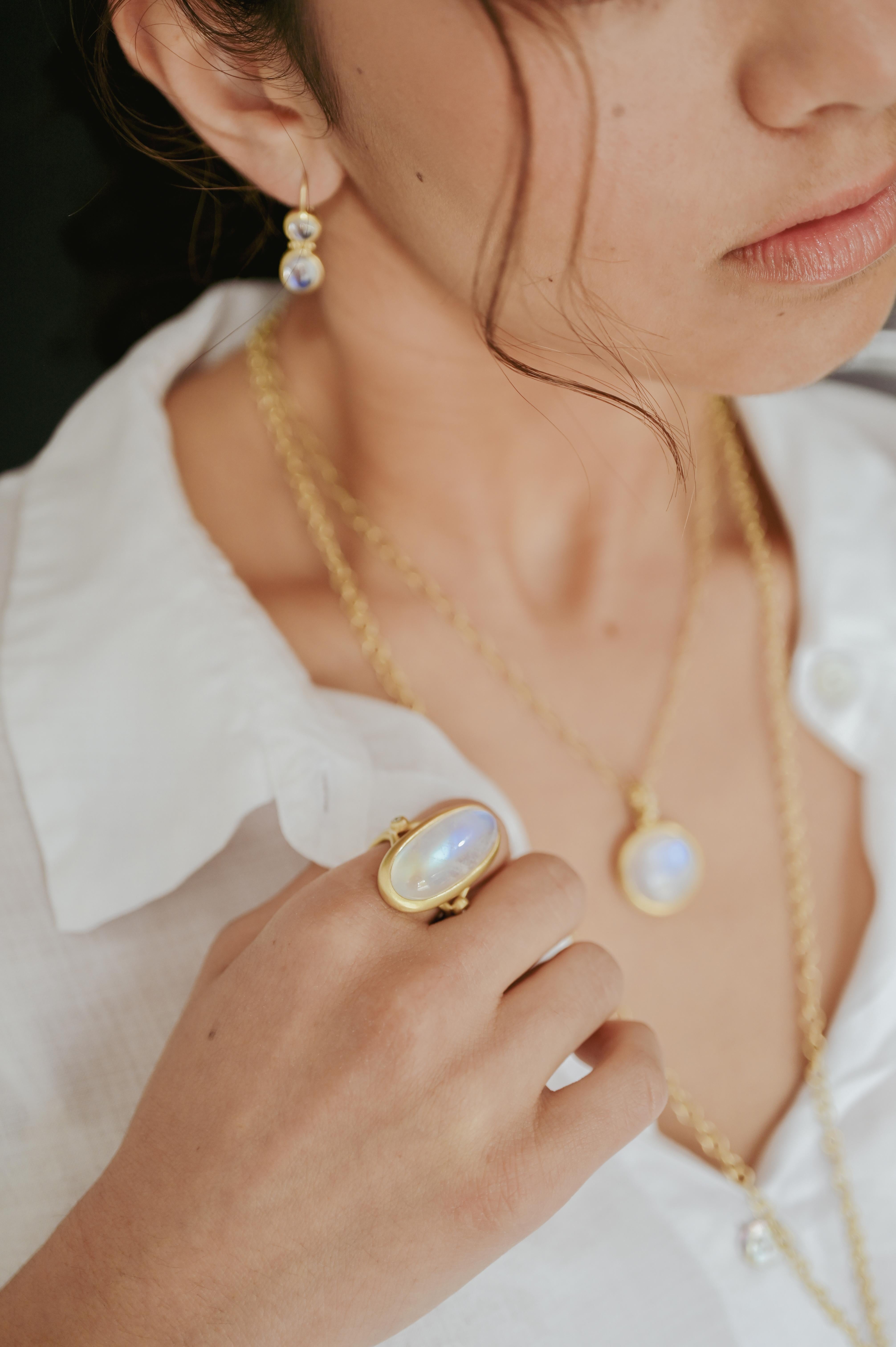 18 Karat Gold Ring mit ovalem Mondstein und Diamant von Kim (Zeitgenössisch) im Angebot