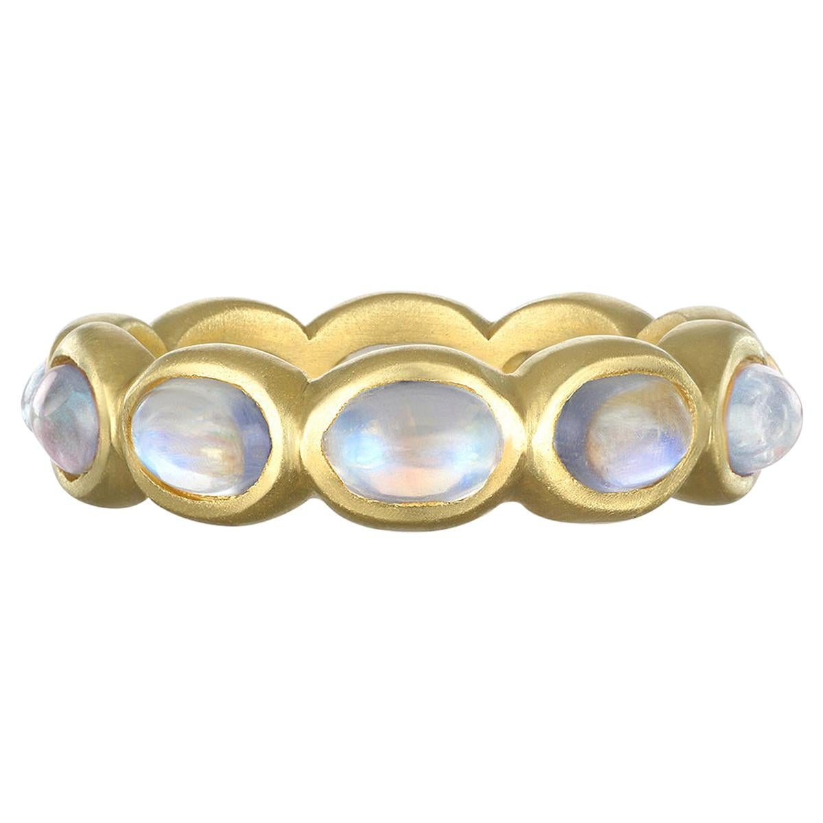 Faye Kim 18 Karat Gold Oval Moonstone Eternity Ring en venta