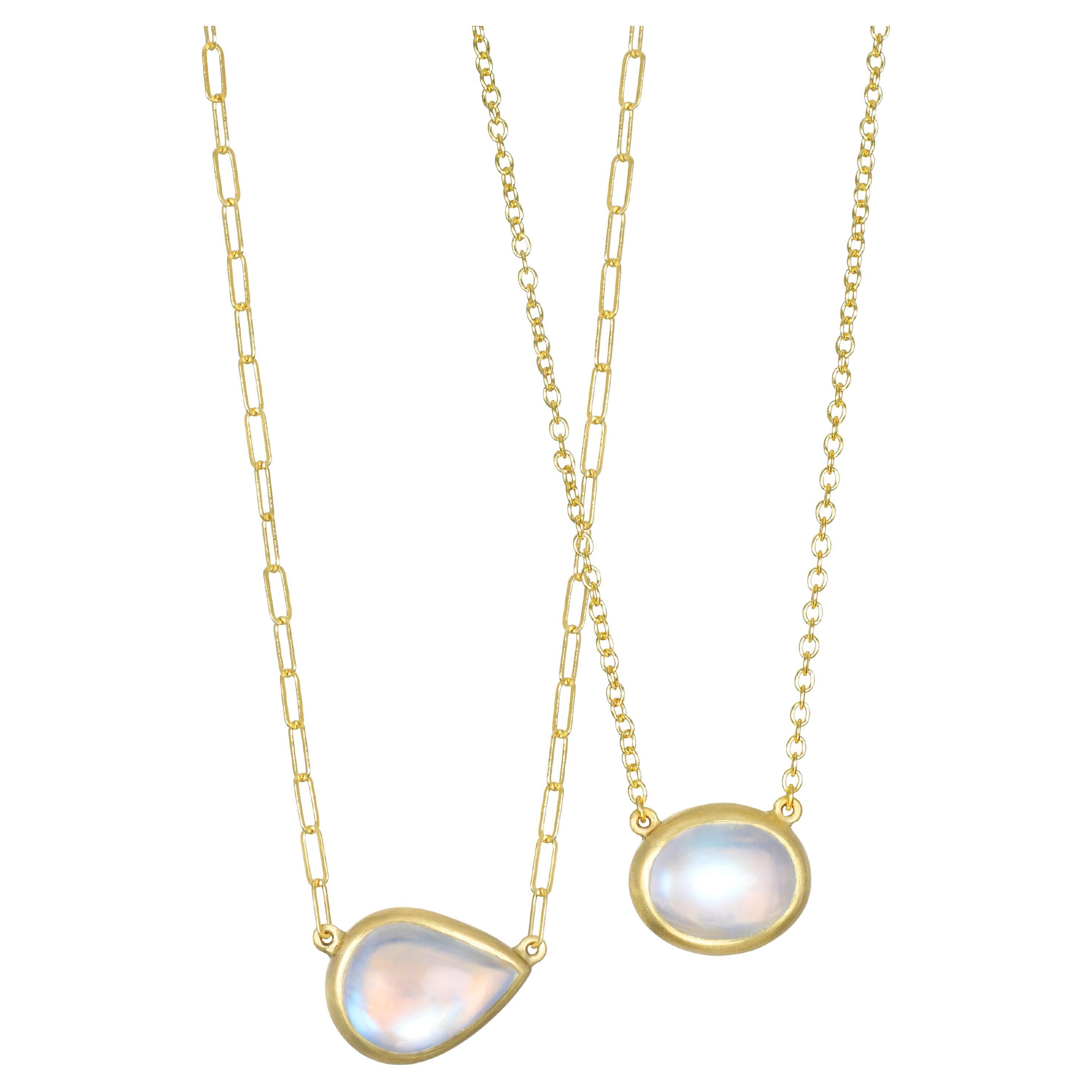 Contemporary Faye Kim 18 Karat Gold Oval Moonstone Necklace - 5.83 carats For Sale