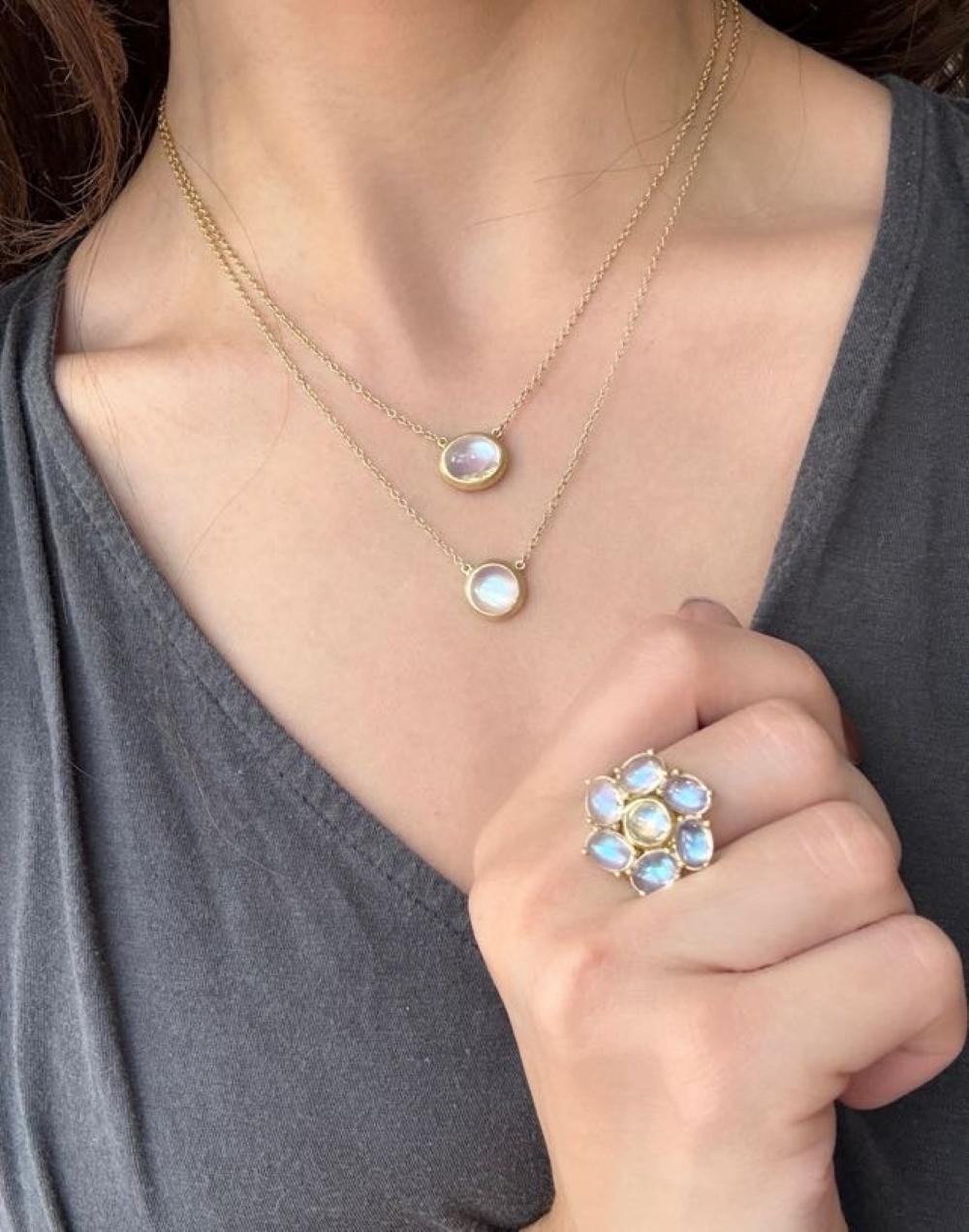 Oval Cut Faye Kim 18 Karat Gold Oval Moonstone Necklace - 5.83 carats For Sale
