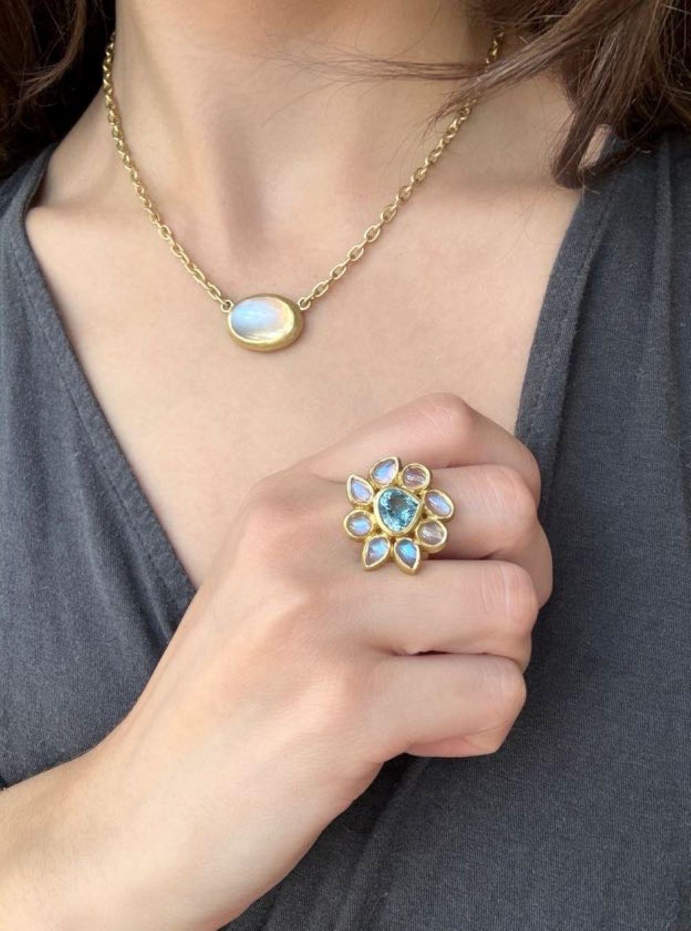 La collana con ciondolo di pietra lunare ovale in oro 18 carati di Faye Kim, collegata a una pesante catena a maglie ovali fatta a mano, è piena di luce e riflette bellissime sfumature blu traslucide. La forma, la lucidatura e la finitura dorata