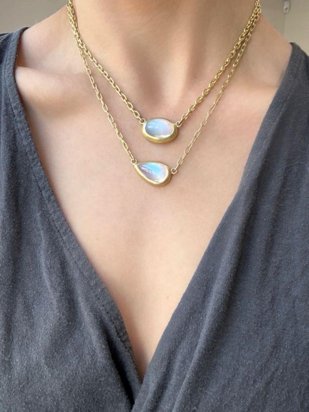 Taglio ovale A. Kim, collana in oro 18 carati con pietra di luna ovale in vendita
