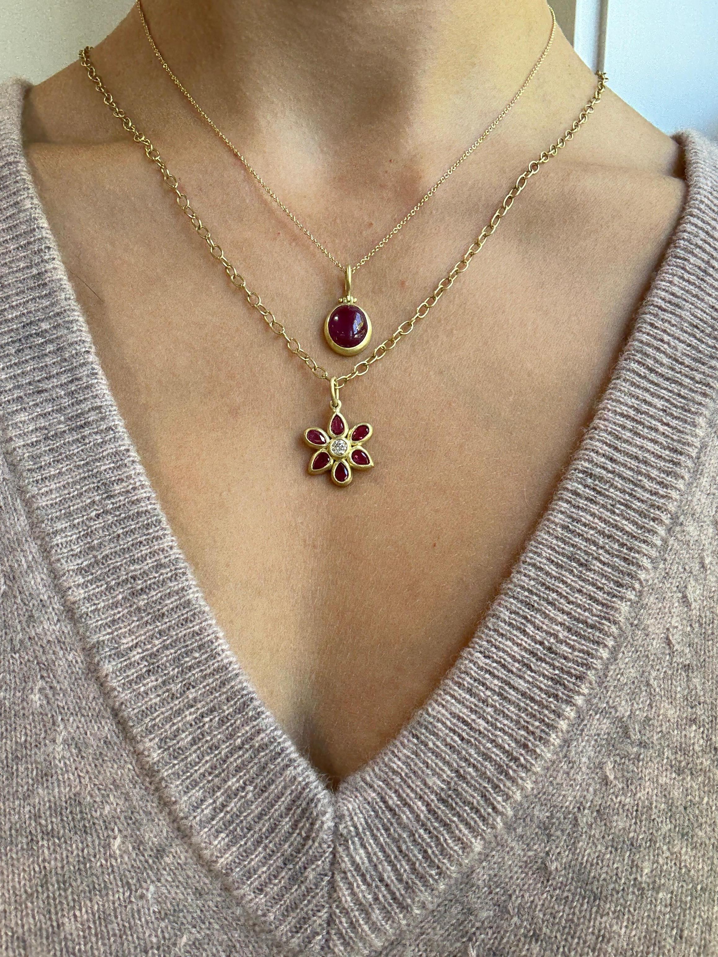 Moderne Faye Kim Pendentif en or 18 carats avec cabochon ovale en rubis et boucle à charnière en vente