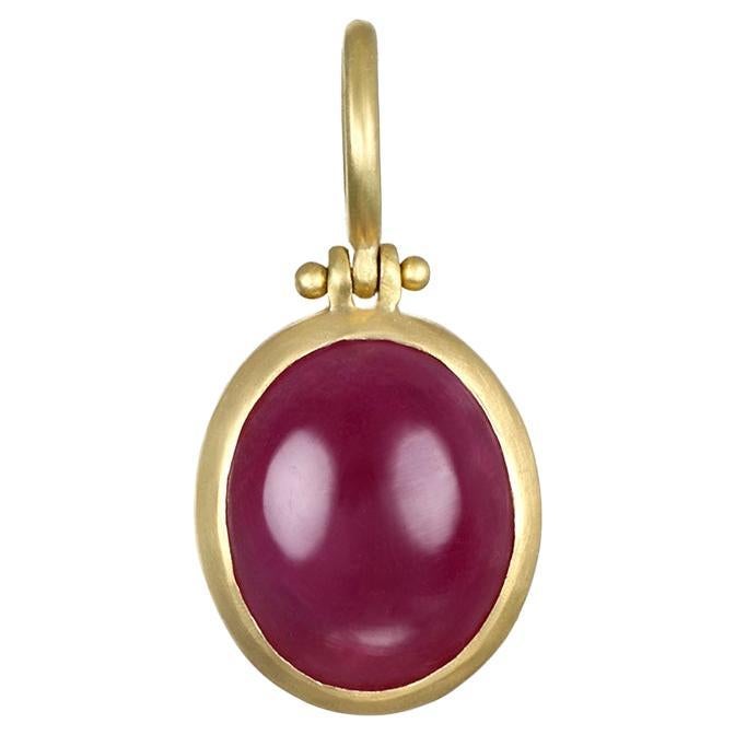 Faye Kim Pendentif en or 18 carats avec cabochon ovale en rubis et boucle à charnière