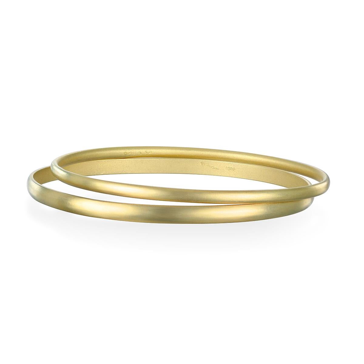 Das 18 Karat Gold Oval Wire Bangle Bracelet von Faye Kim ist ein unverzichtbarer Bestandteil Ihrer Schmuckgarderobe. Dieser handgefertigte Armreif ist mattiert und lässt sich perfekt mit anderen Armreifen und Armbändern