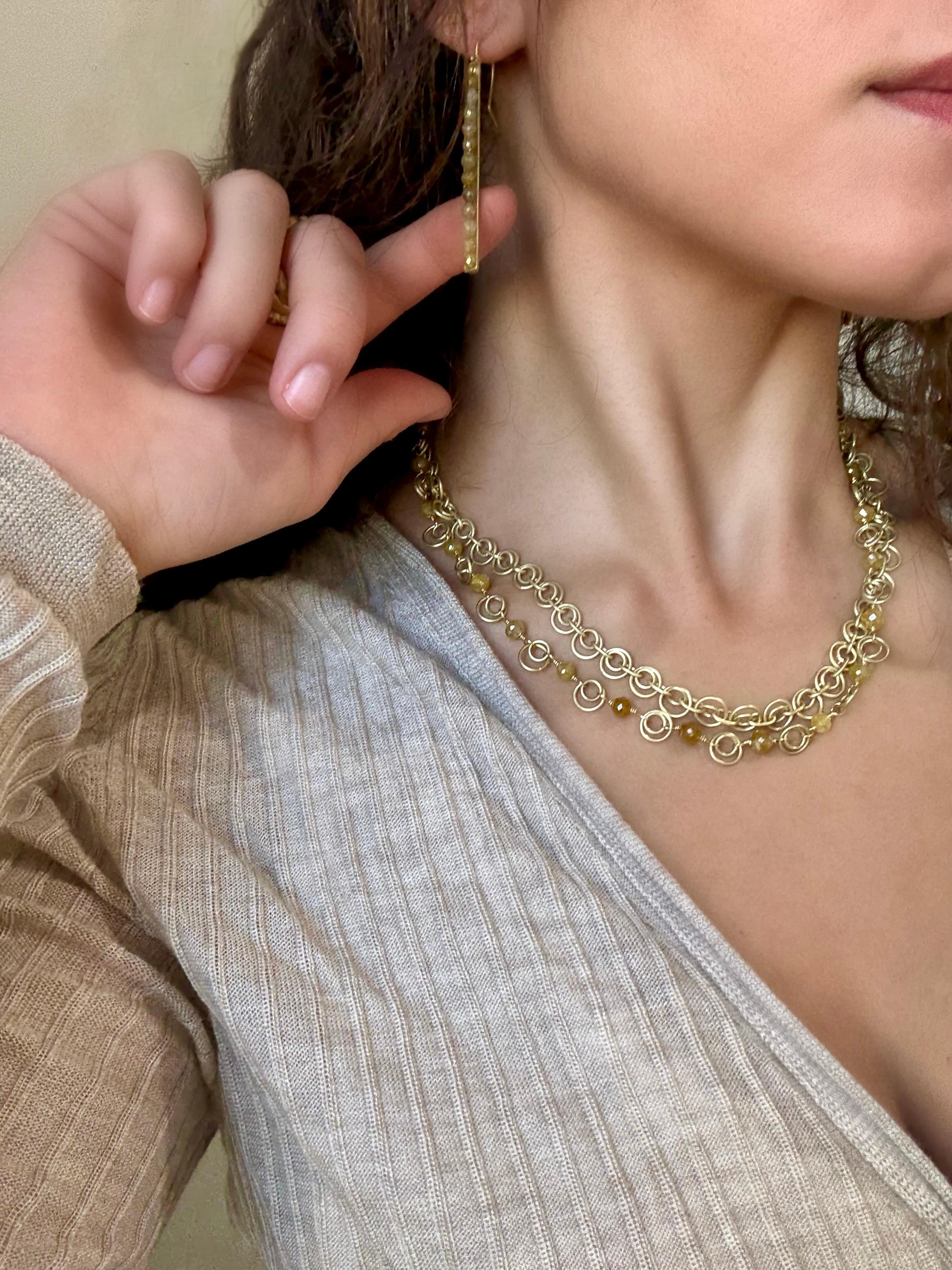 A Kim Boucles d'oreilles barrettes ovales en or jaune 18 carats et diamants laiteux Neuf - En vente à Darien, CT