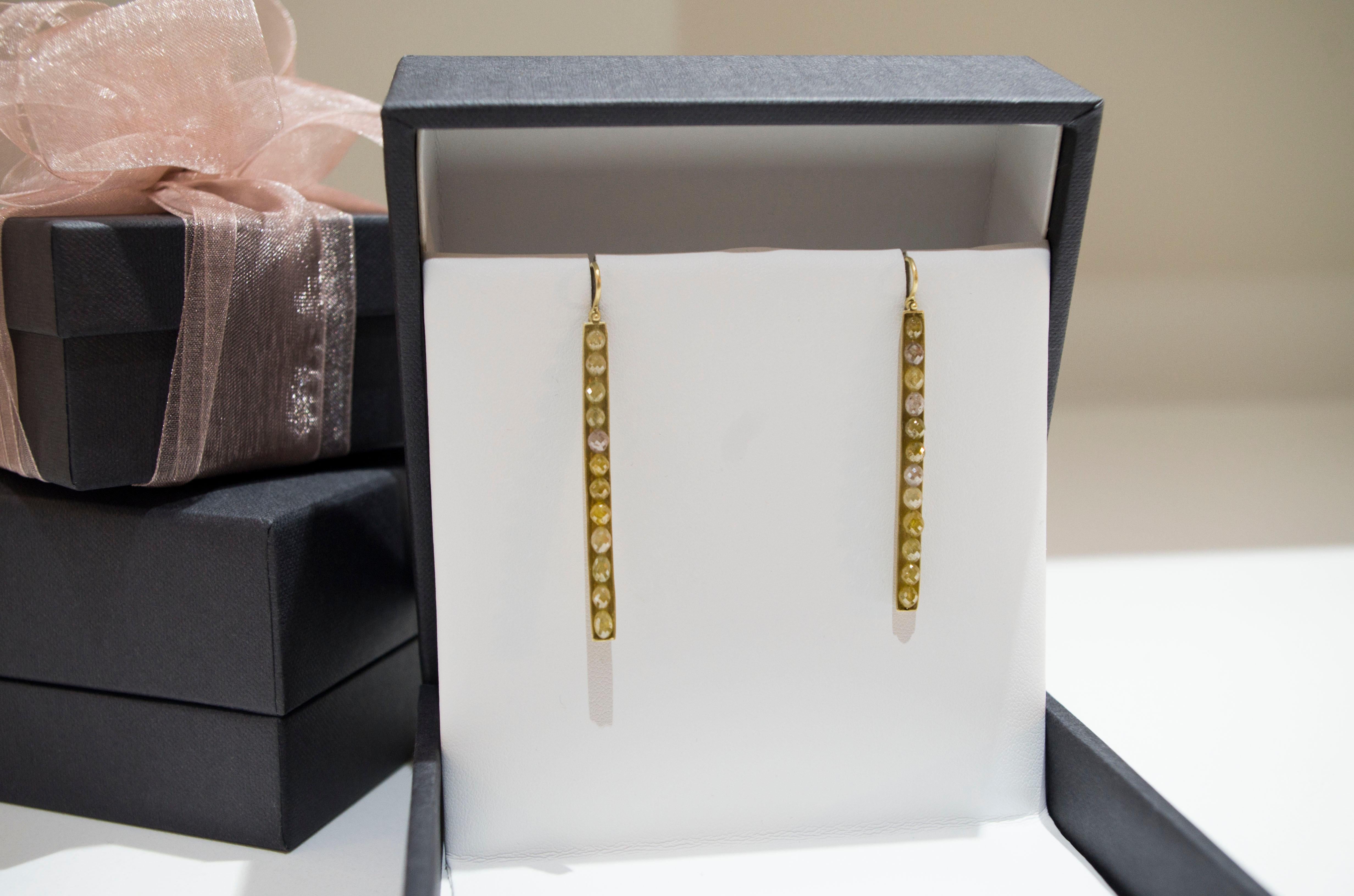 Pendientes de barra de diamantes en bruto amarillos ovalados de oro de 18 quilates Faye Kim Corte oval en venta