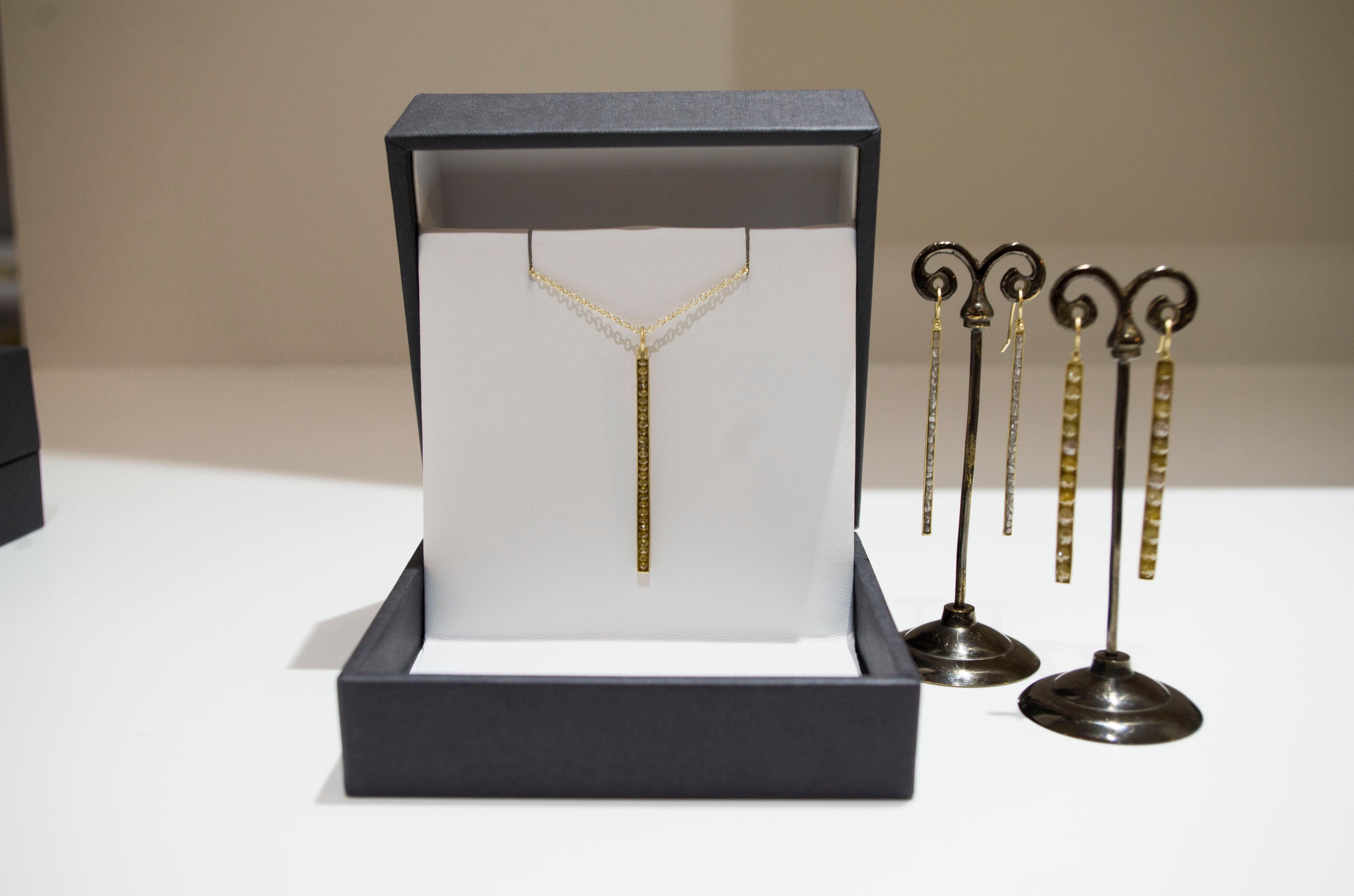 Pendientes de barra de diamantes en bruto amarillos ovalados de oro de 18 quilates Faye Kim en Nuevo estado para la venta en Darien, CT