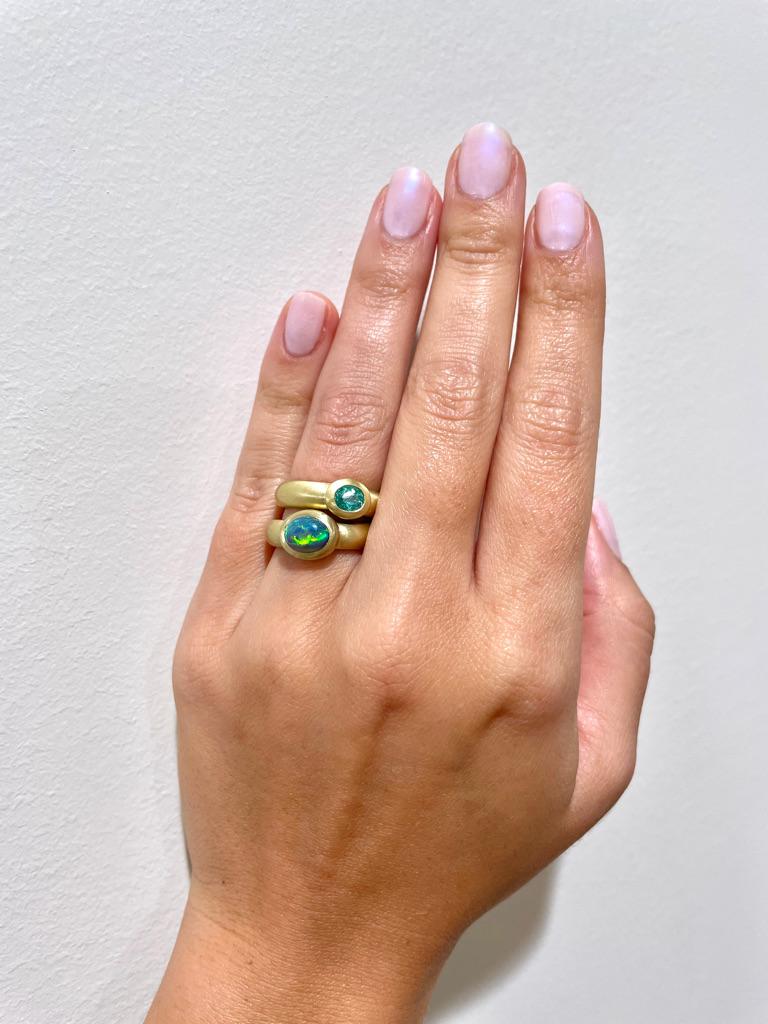 Taille ovale Faye Kim, bague à lunette en or 18 carats avec tourmaline Paraiba en vente