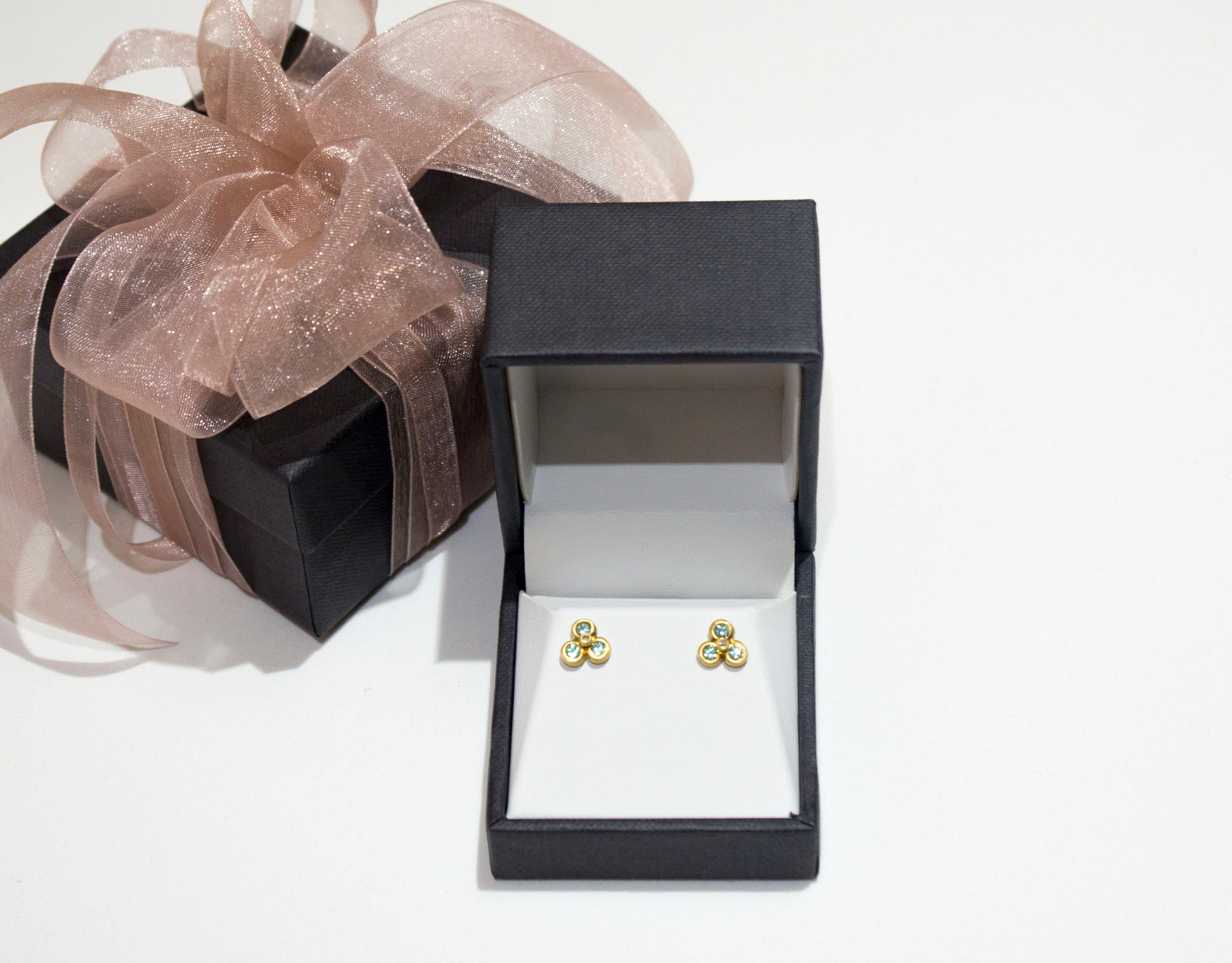 Contemporaneo Faye Kim, borchie con tormalina Paraiba in oro 18 kt. in vendita