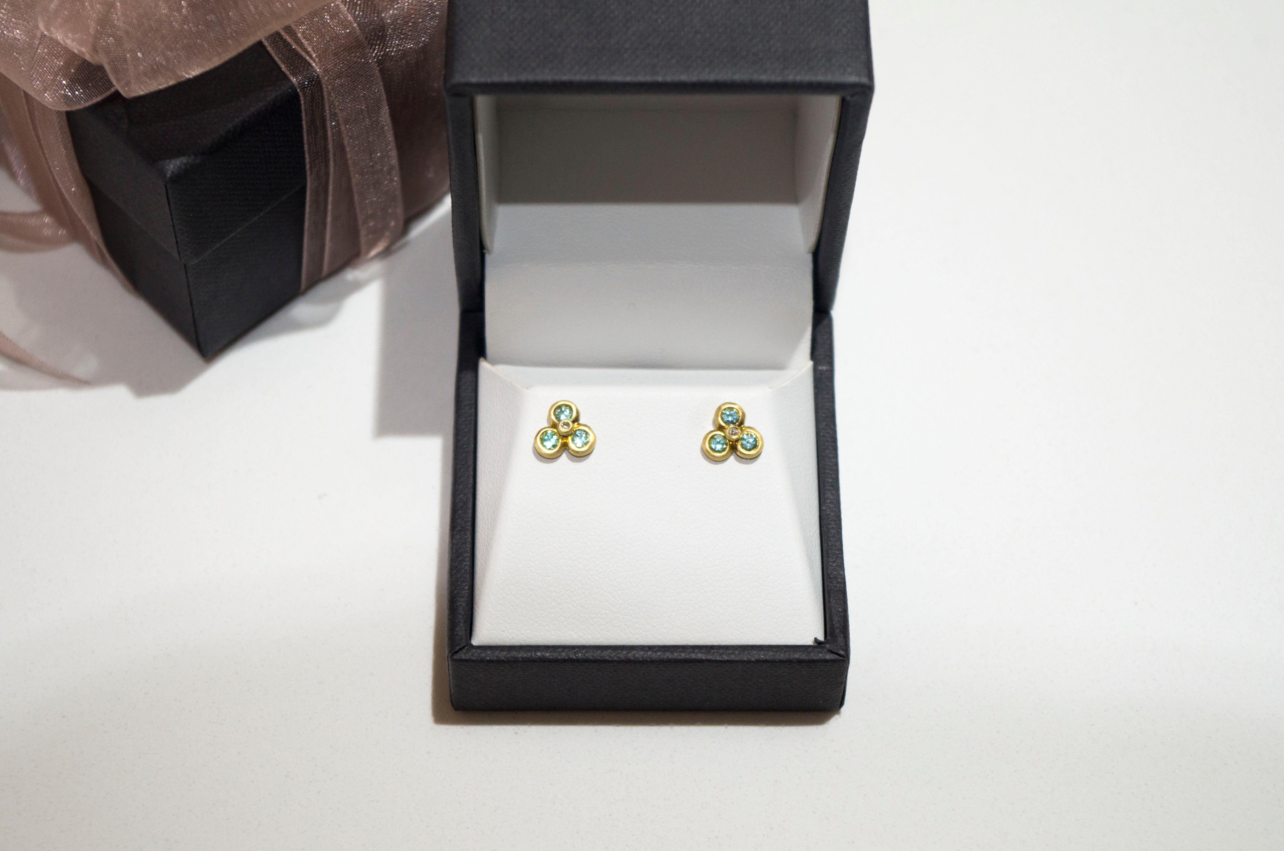 Taglio rotondo Faye Kim, borchie con tormalina Paraiba in oro 18 kt. in vendita