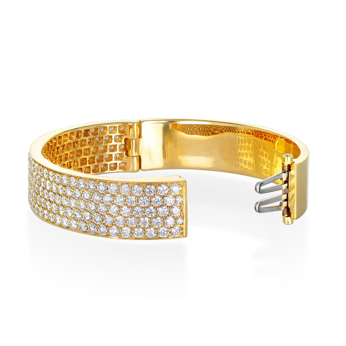 Handcrafted in 18 karat yellow gold, this fitted Pave Diamond Hinged Bracelet, with its modern design and brilliant array of diamonds, makes it the perfect statement piece. A showstopper, this one-of-a-kind bracelet can be worn for every occasion.