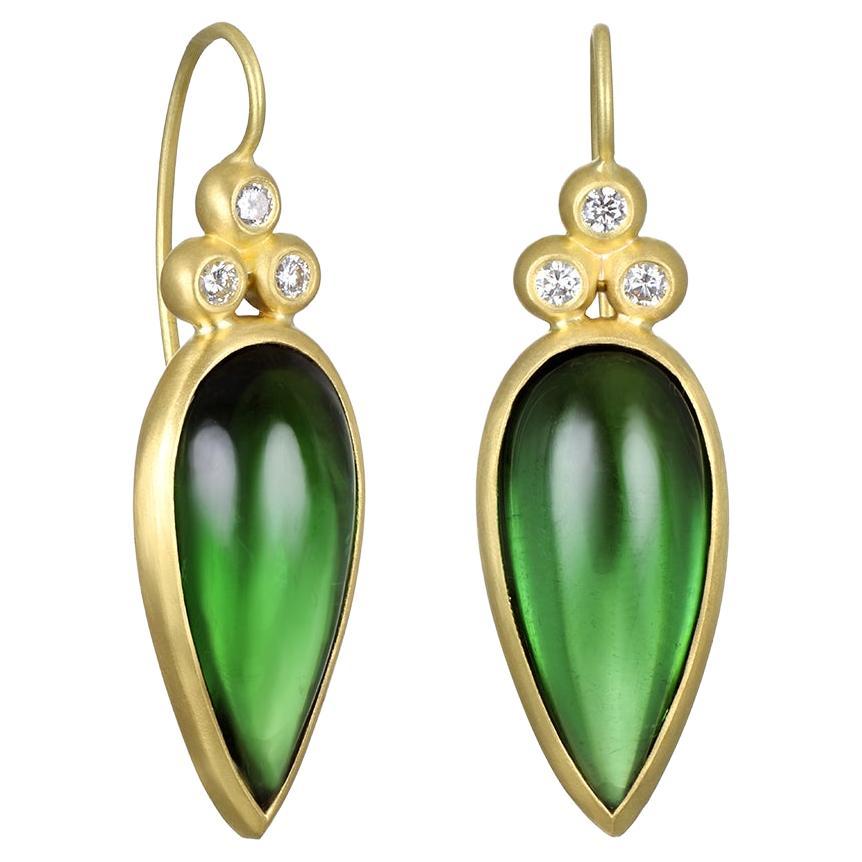 Orecchini con cabochon a forma di pera in oro 18 carati di Faye Kim in vendita